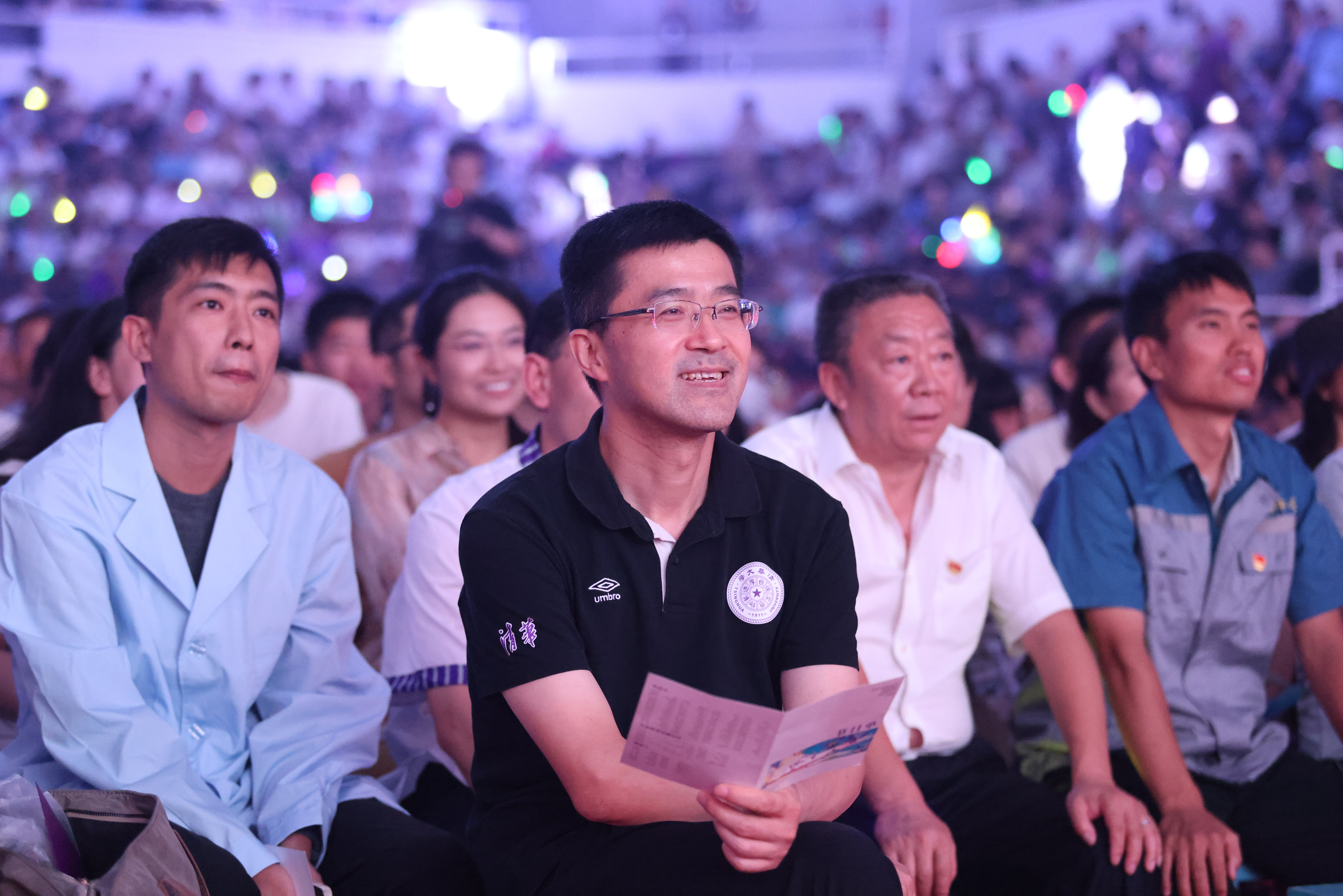20240626-清华大学2024年毕业晚会-学生艺术团-学校领导老师与毕业生共同观看晚会.jpg