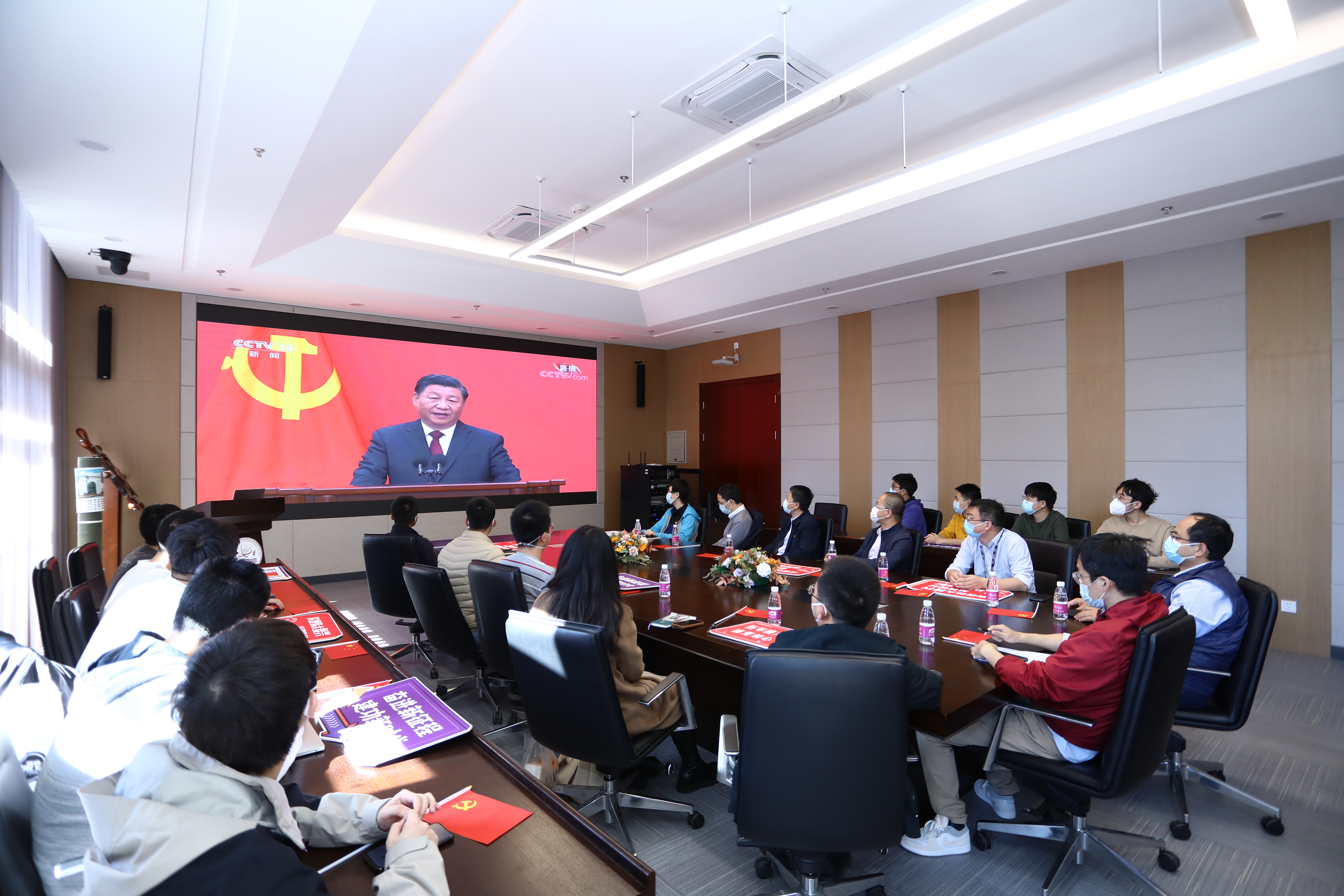 20221025-清华大学本科生党支部热切关注新一届中央政治局常委与中外记者见面会-刘雪天-精仪系党支部观看新一届中央政治局常委与中外记者见面会.JPG