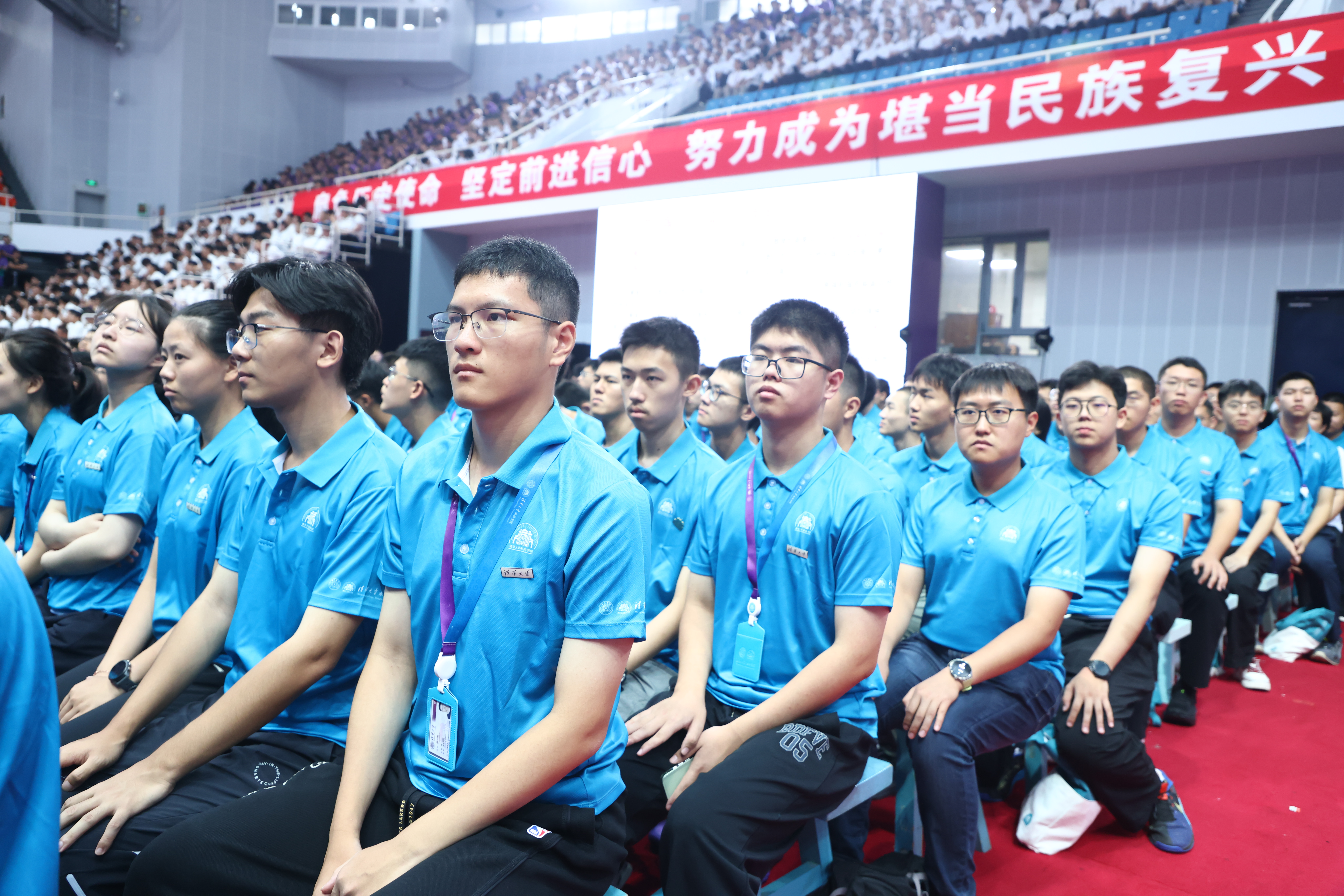 20260820-邱勇为本科新生讲授开学第一课-杨艳宾摄-同学们认真聆听1.jpg