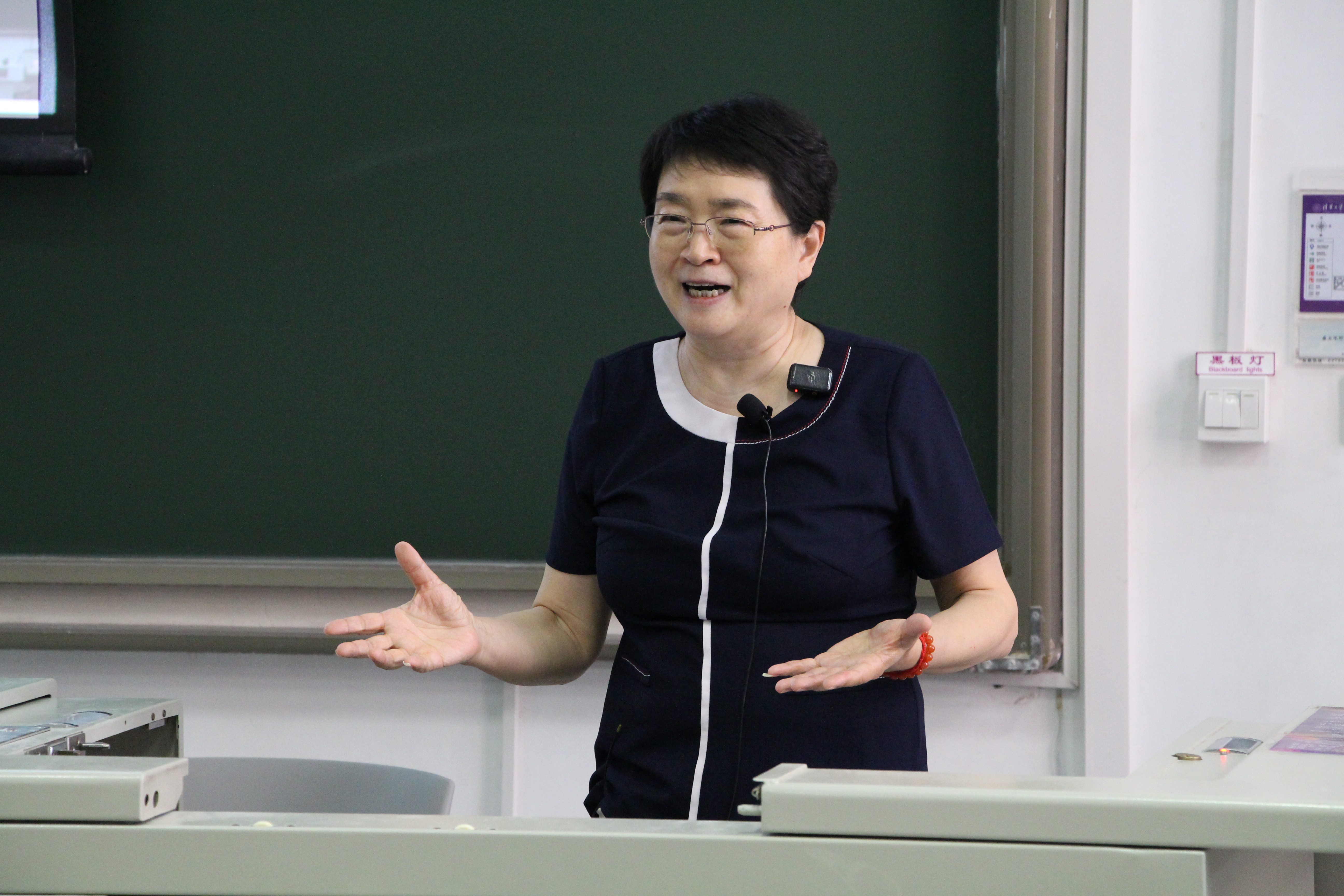 20260611-北京科技大学陈红薇教授做客清华大学新人文讲座 探讨莎士比亚在当下的存在-郝学智-主讲人陈红薇.jpg