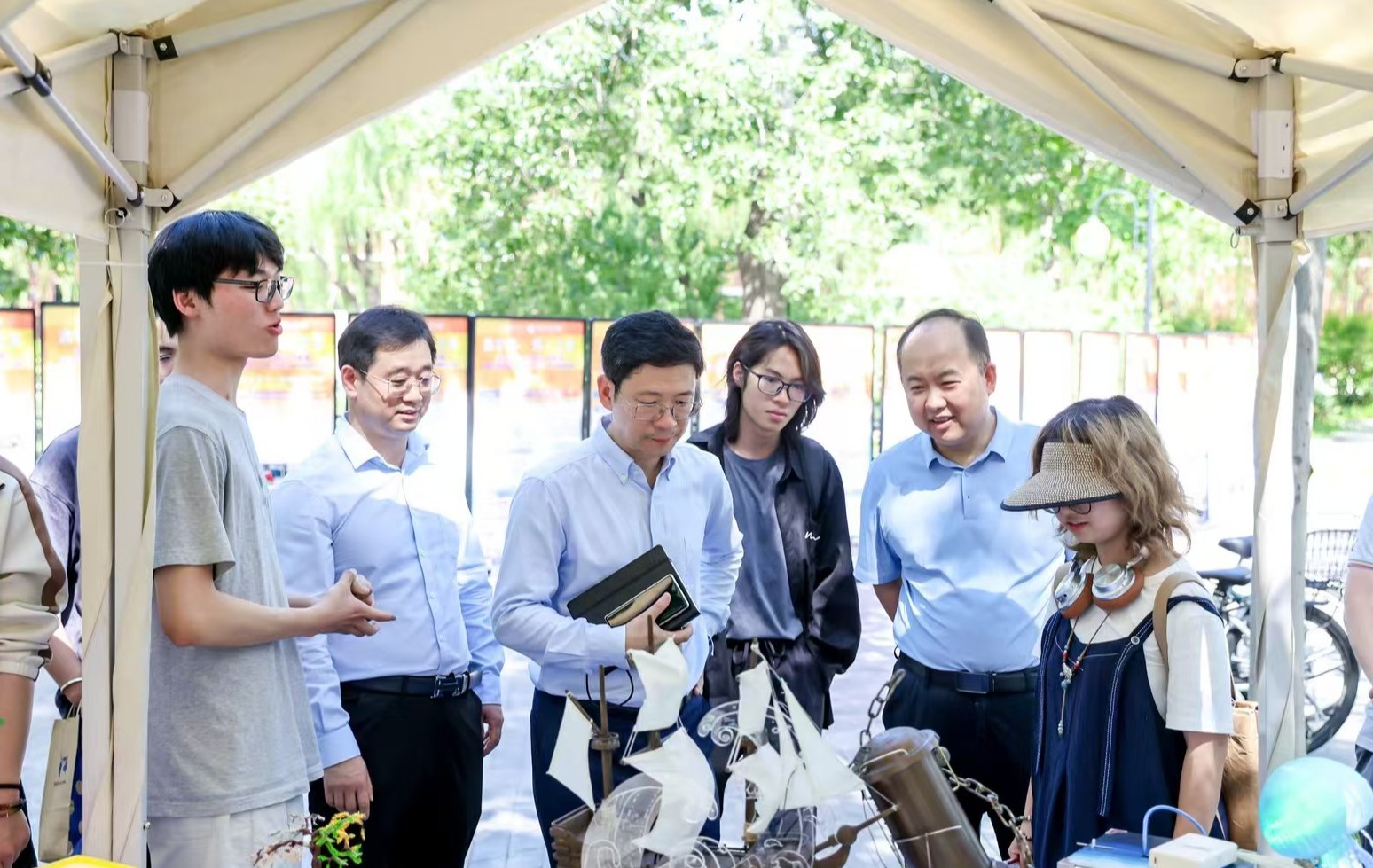 20250605-清华大学劳动教育成果展举行-彭世广-参加劳动展的师生交流.jpg