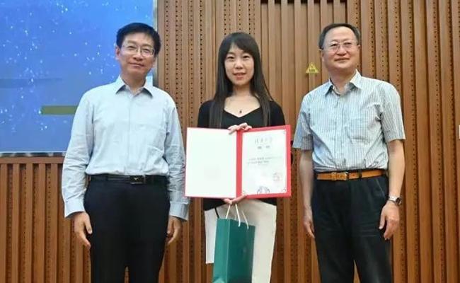 20210922-郝景芳做客从游沙龙暨书院校外导师聘任仪式举行-书院管理中心-颁发聘任证书.jpg