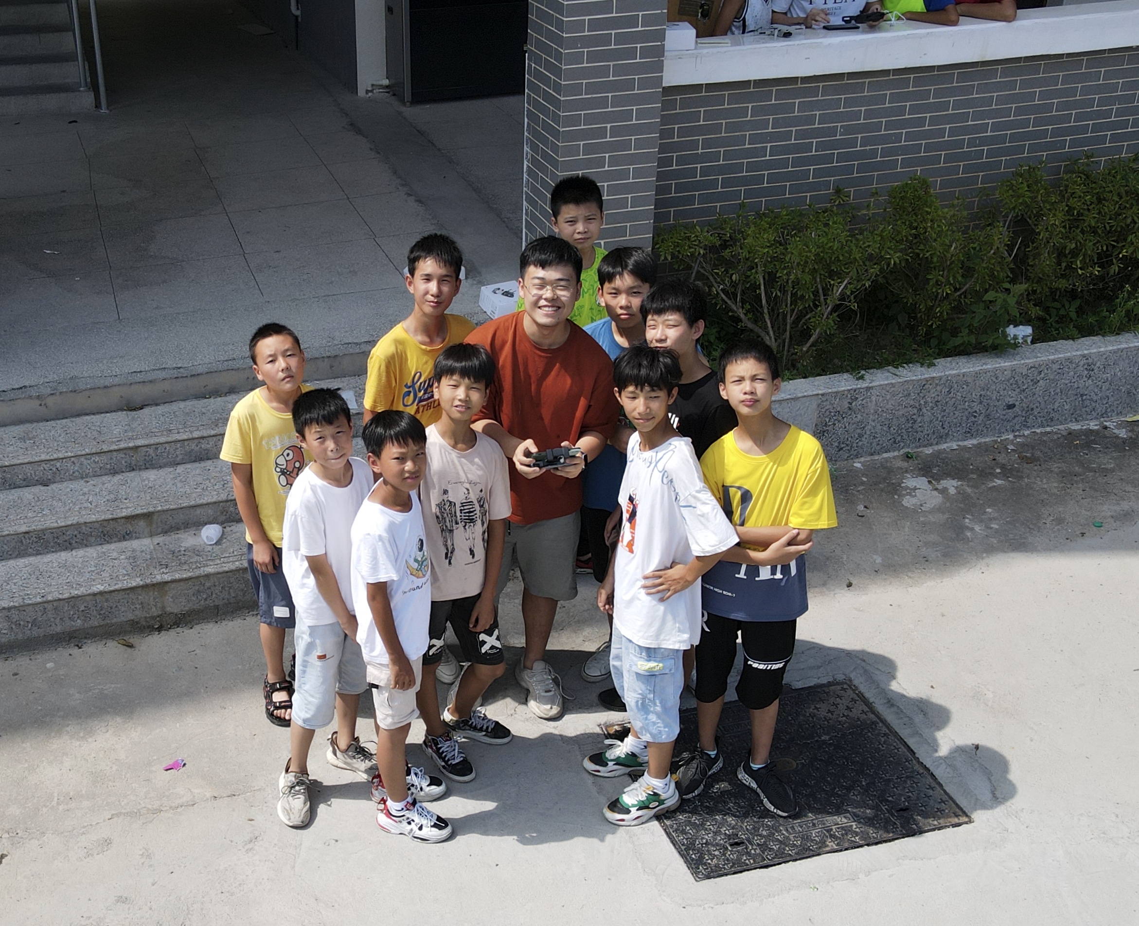 20210908-【我为群众办实事】支教筑梦,为爱前行-杜一诺-支队成员指导学生体验无人机操作.jpg