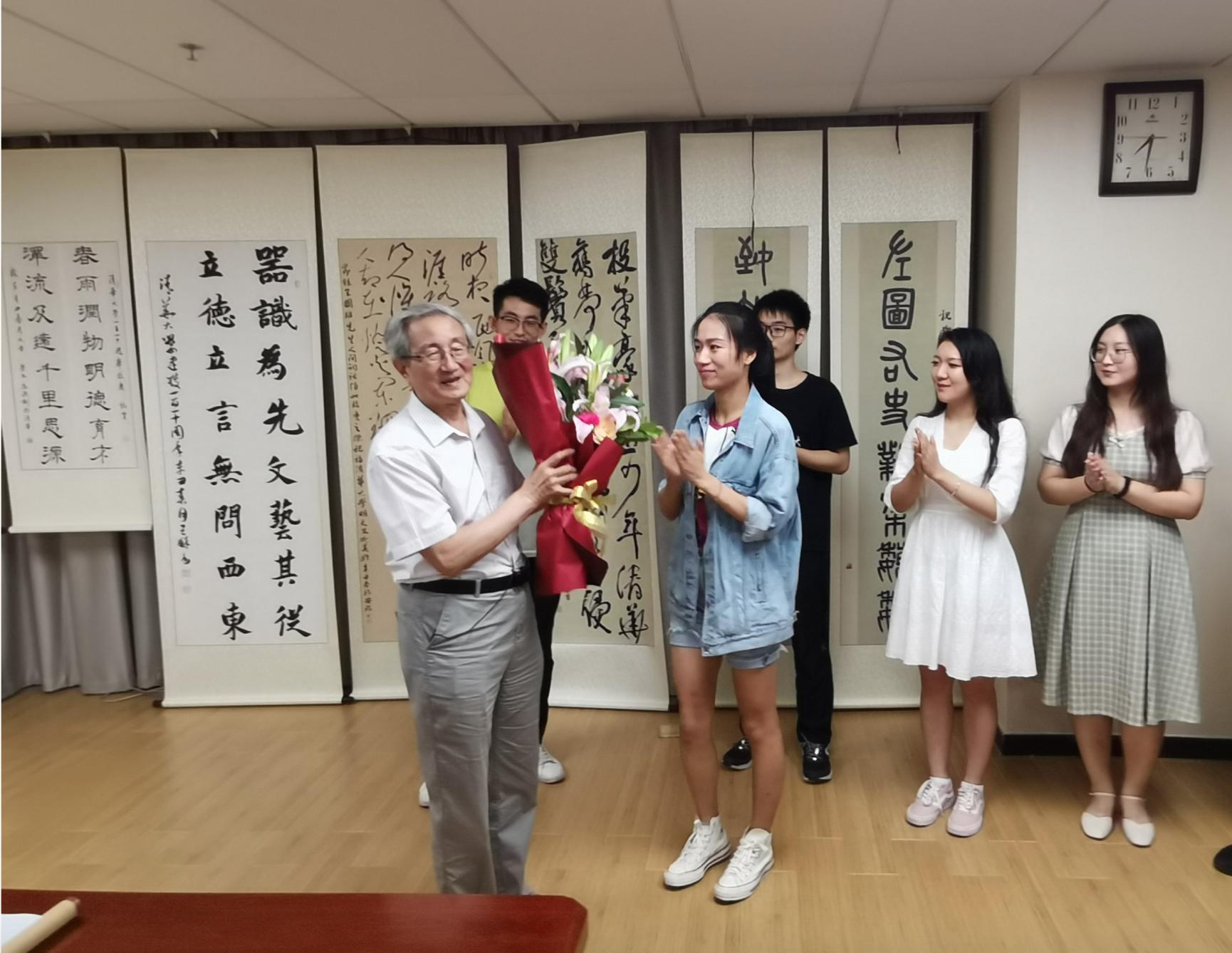 《20210830-花馥紫荆入墨香书法文化交流雅集成功举办-文素基地-向胡显章赠送鲜花》.png