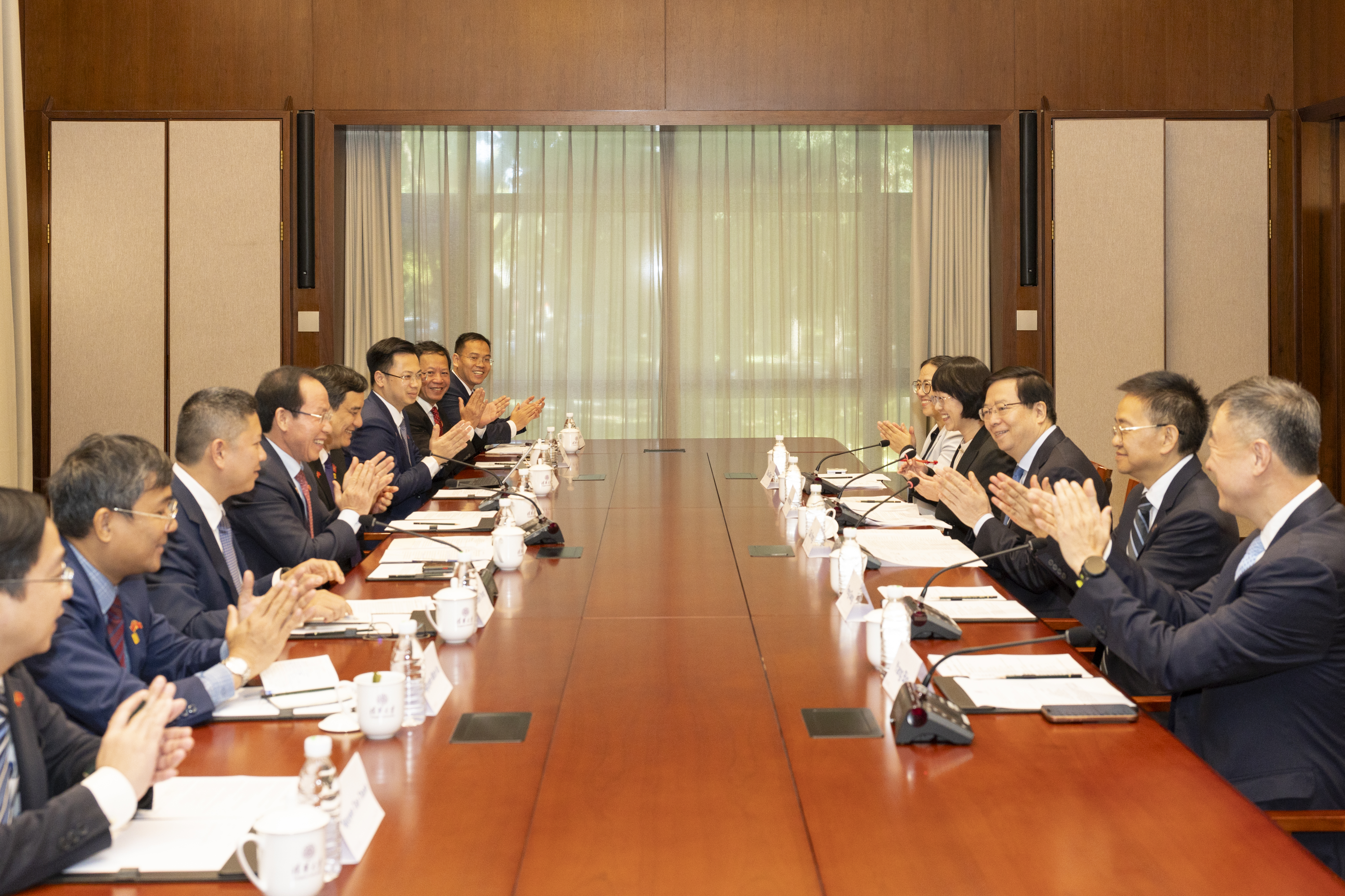 20261013-邱书记会见越南副总理-李派-现场.jpg