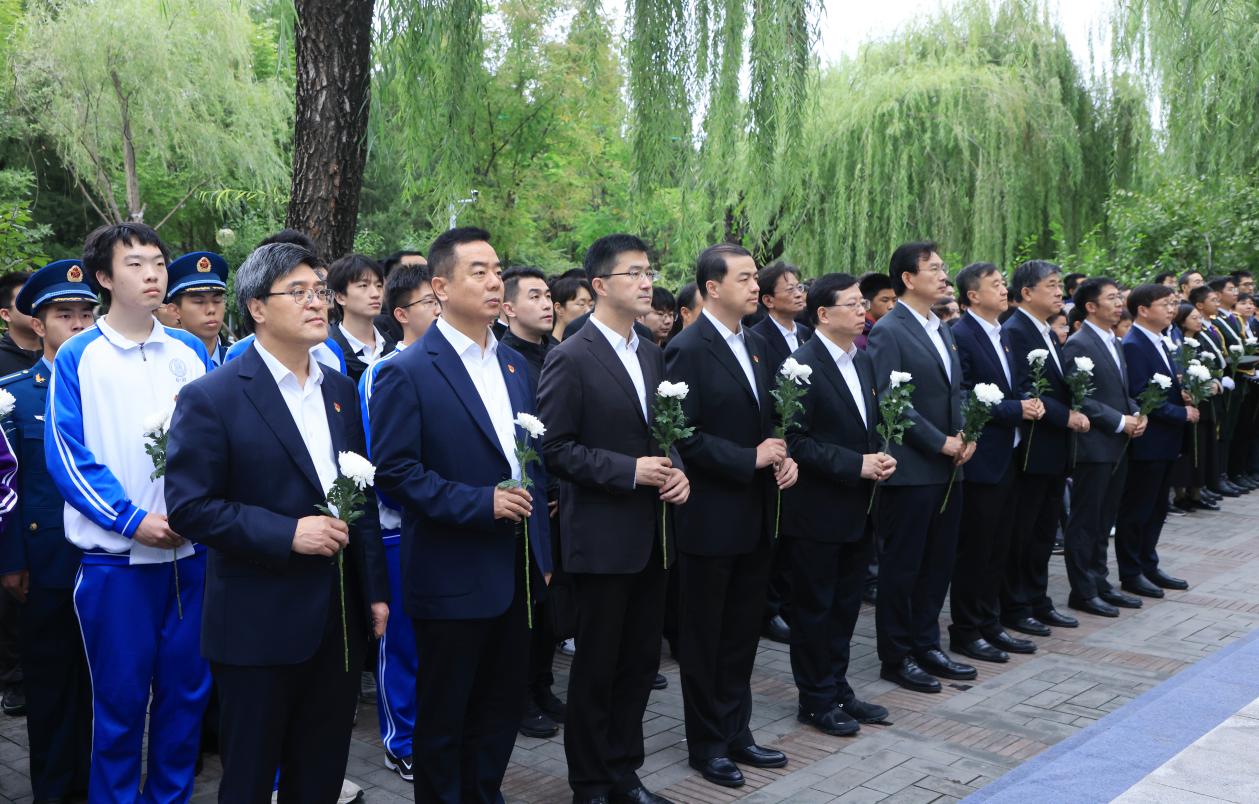 20240930-2024年烈士纪念日清华大学祭扫活动举行校领导献花环节-研工部-照片.jpg