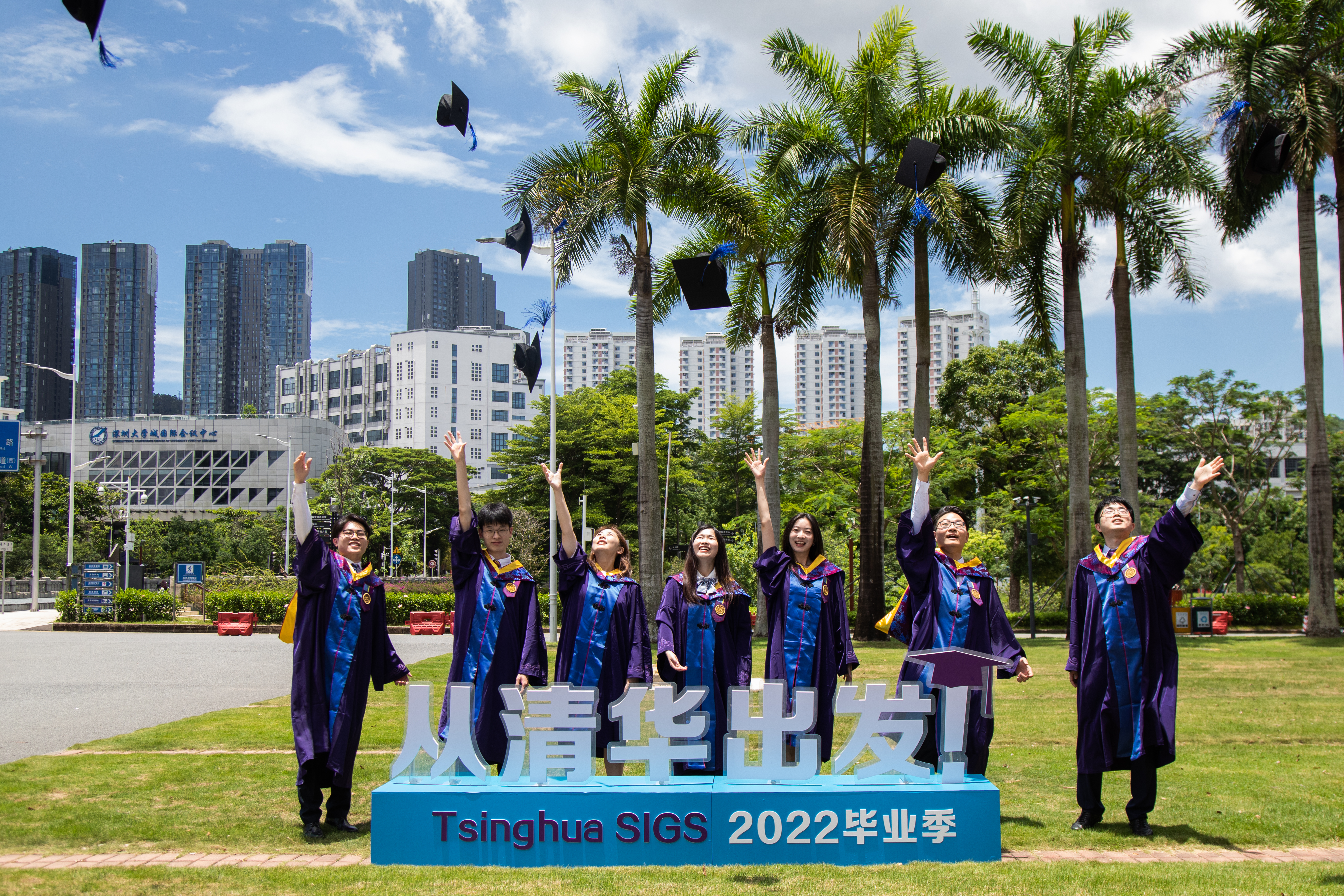 20220627-深圳国际研究生院2022年毕业典礼-深圳国际研究生院-毕业生在校园留影2.jpg