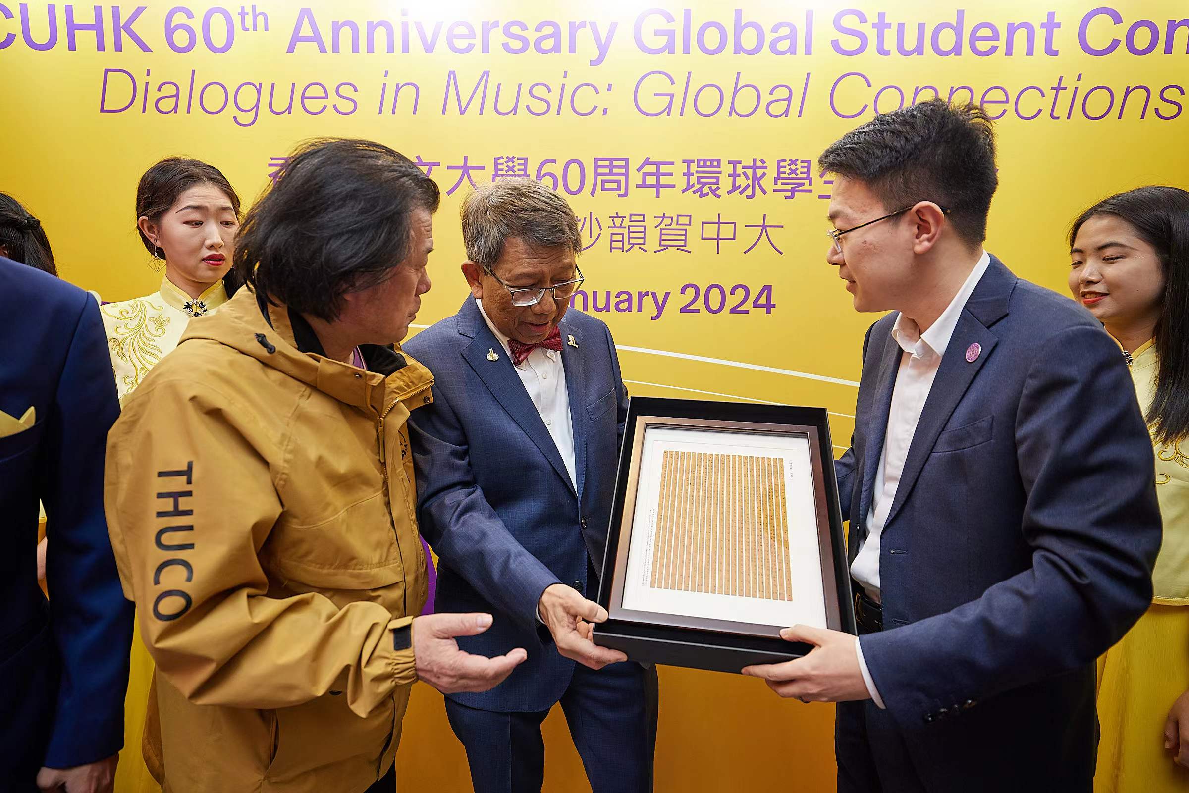 清华大学与香港中文大学互赠礼物2-香港中文大学摄.jpg