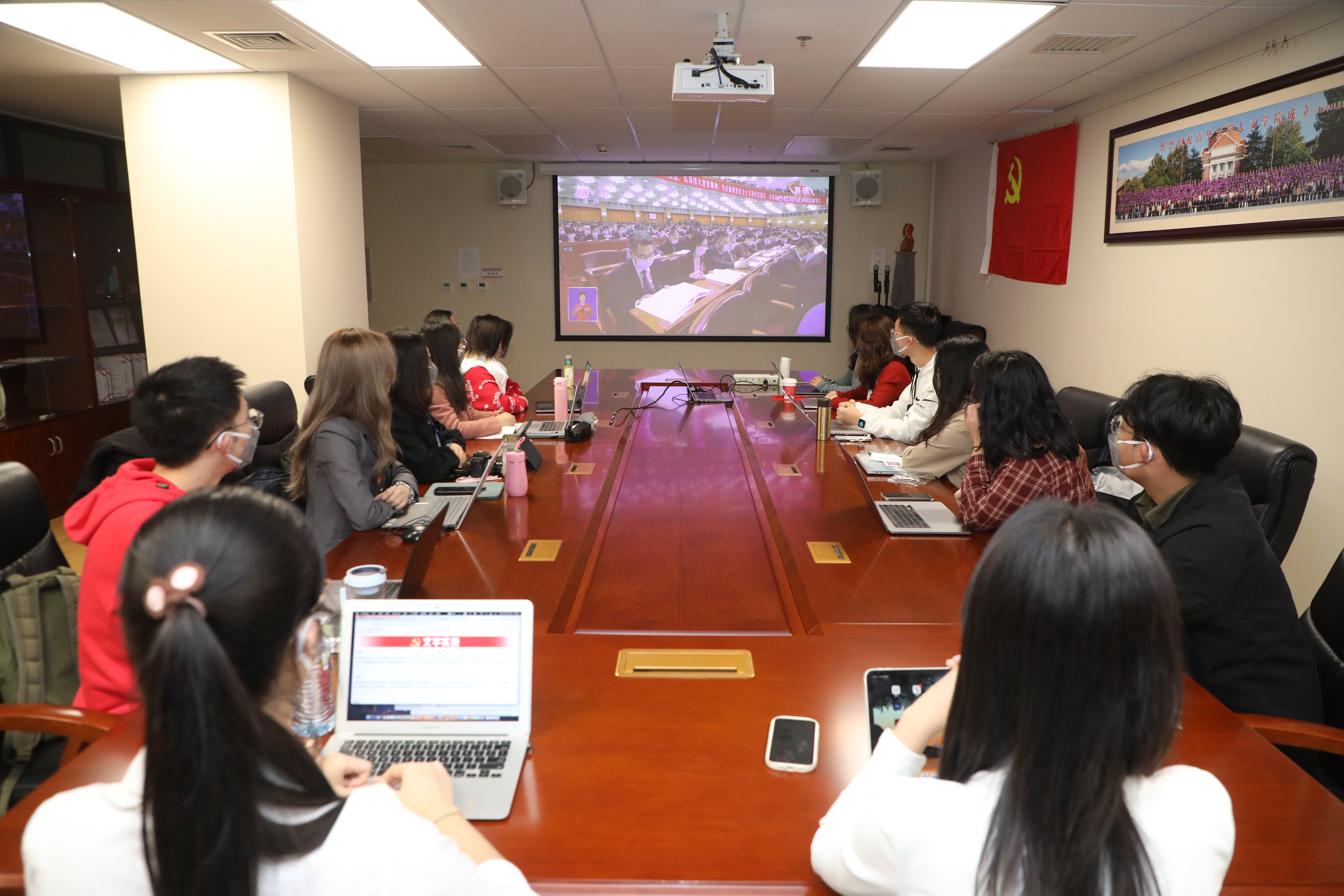 20221018-喜庆二十大,奋进新征程——清华大学本科生党支部热切关注党的二十大开幕会-刘雪天-日新1党支部师生观看、学习党的二十大开幕会.JPG