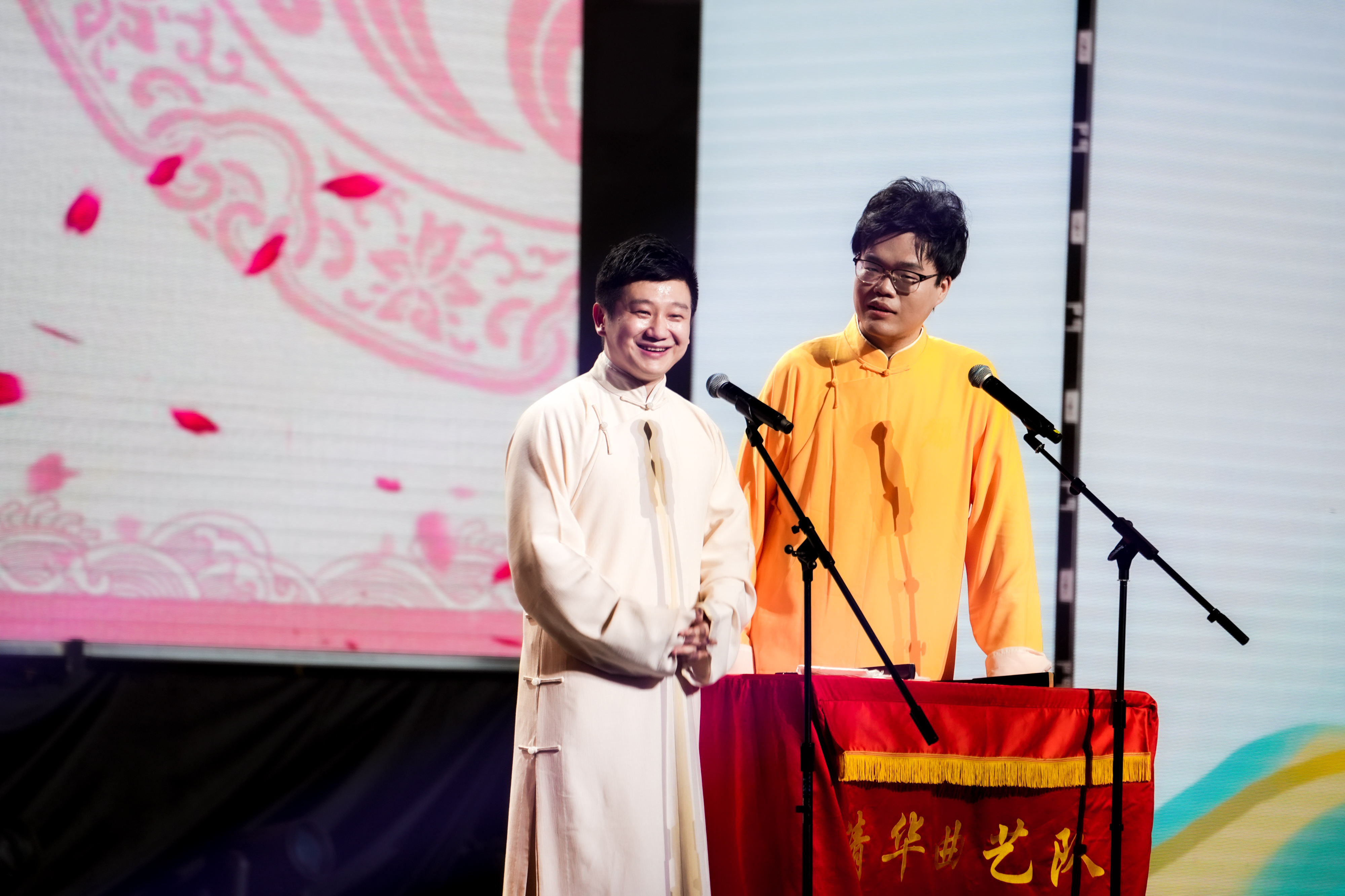 20240626-清华大学2024年毕业晚会-学生艺术团-李寅飞 刘恩泽 相声《历久弥新》.jpg
