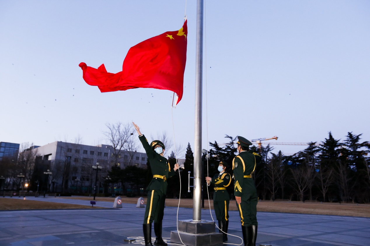 北京天安门广场举行国庆升旗仪式[1]- 中国日报网