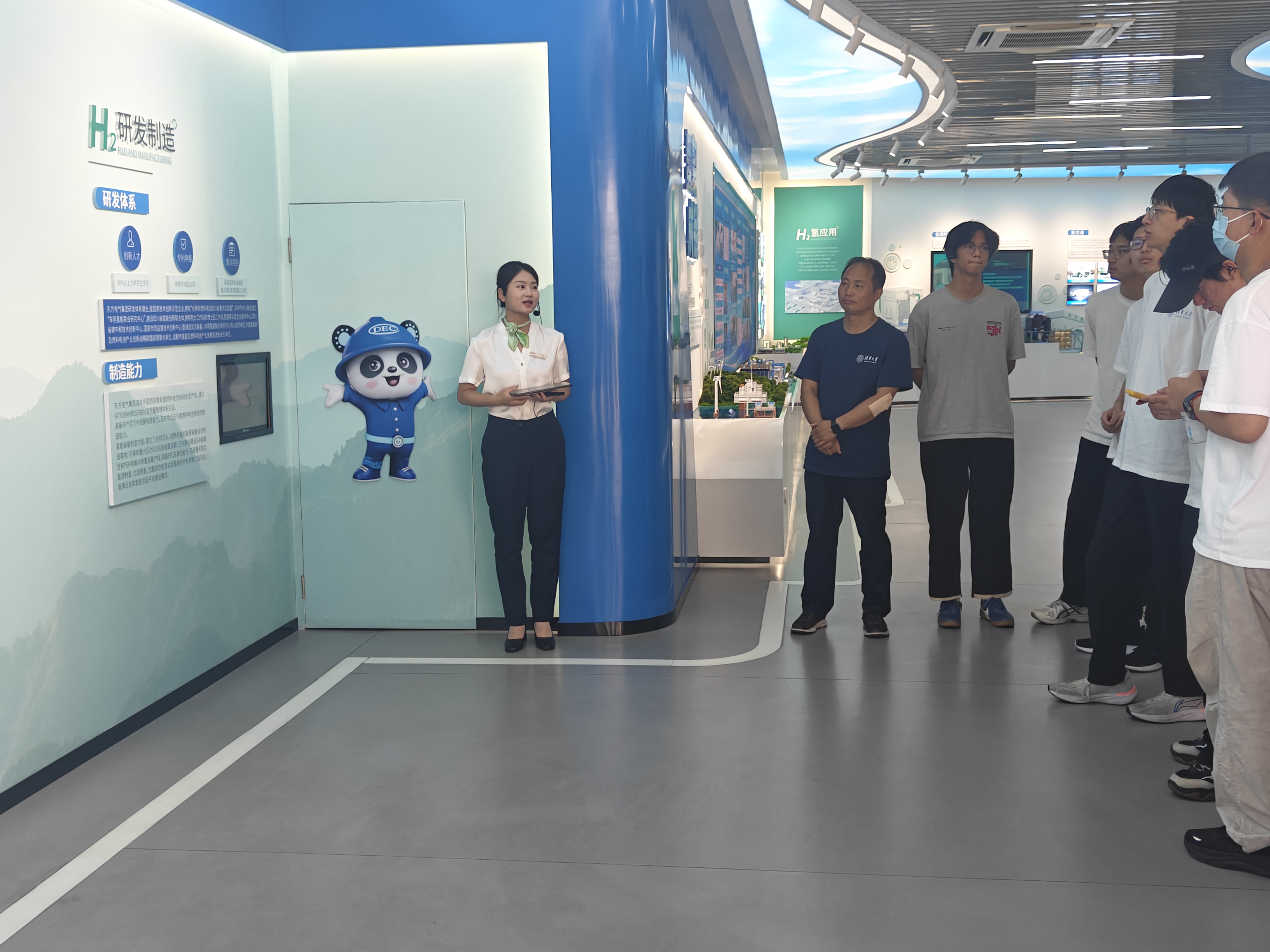 20260629-支队成员在郫都氢能产业园-王麒翔-活动现场.jpg