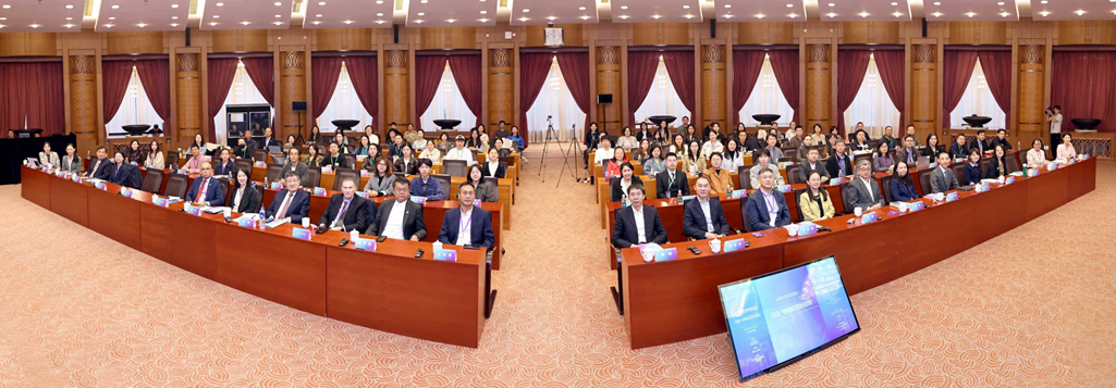 20261017-清华大学全球气候传播论坛-新闻学院-主论坛现场嘉宾集体合影.png