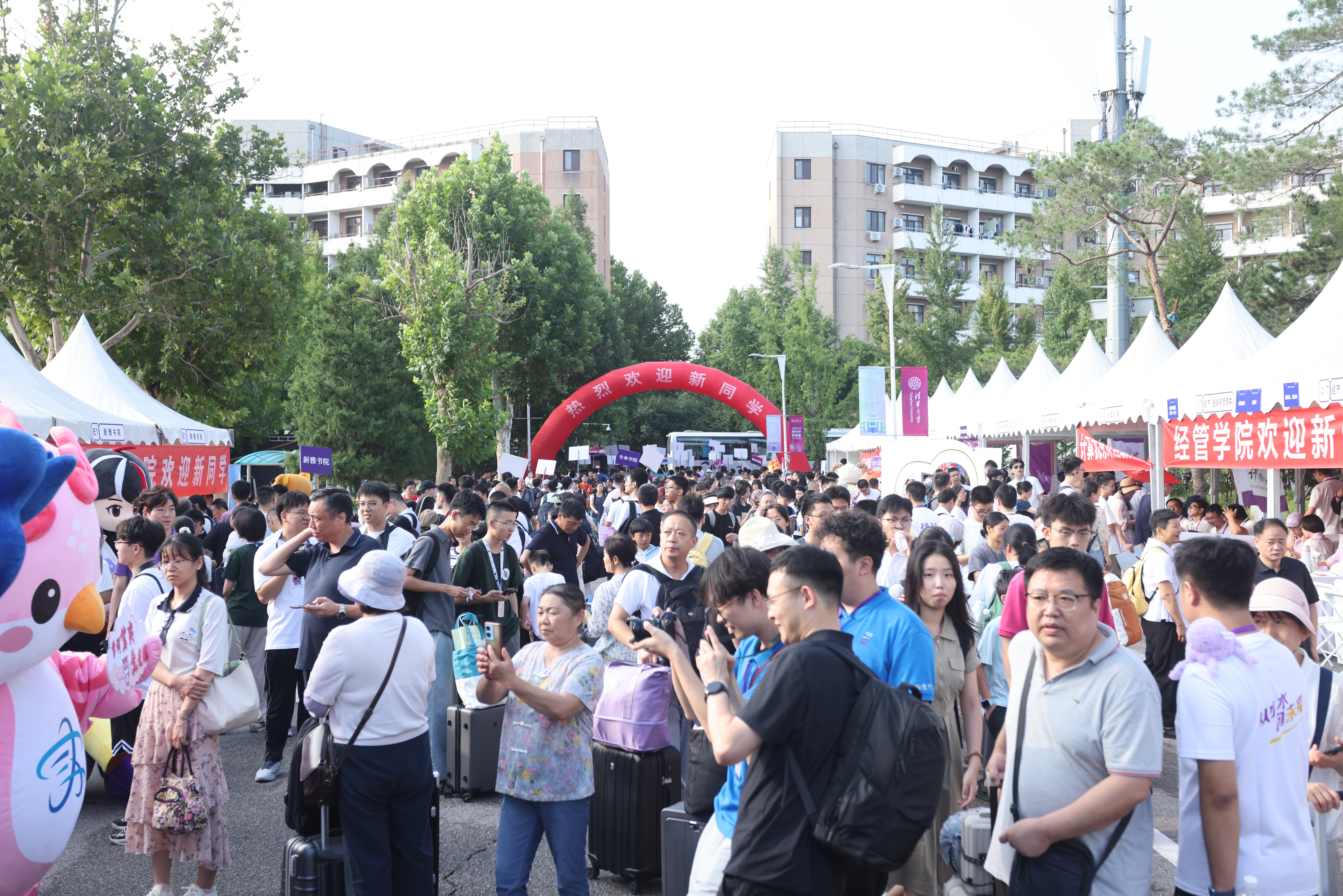 20260819-温馨热闹的迎新点-杨艳宾-2.jpg