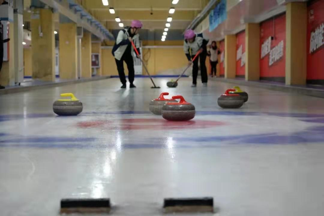 20220109-院系冰壶对抗赛比赛进行中-张珊-清华冰壶第一届院系对抗赛.png