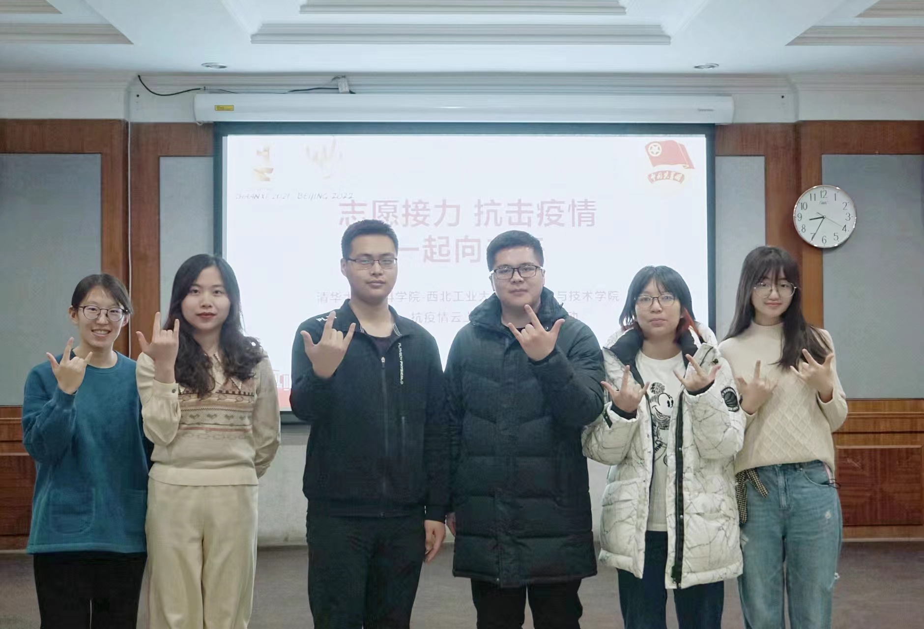 20220601-勇担使命,让入党初心在疫情防控工作中经受淬炼-范舒瑞-于涵(右1)与院系学生骨干.jpg