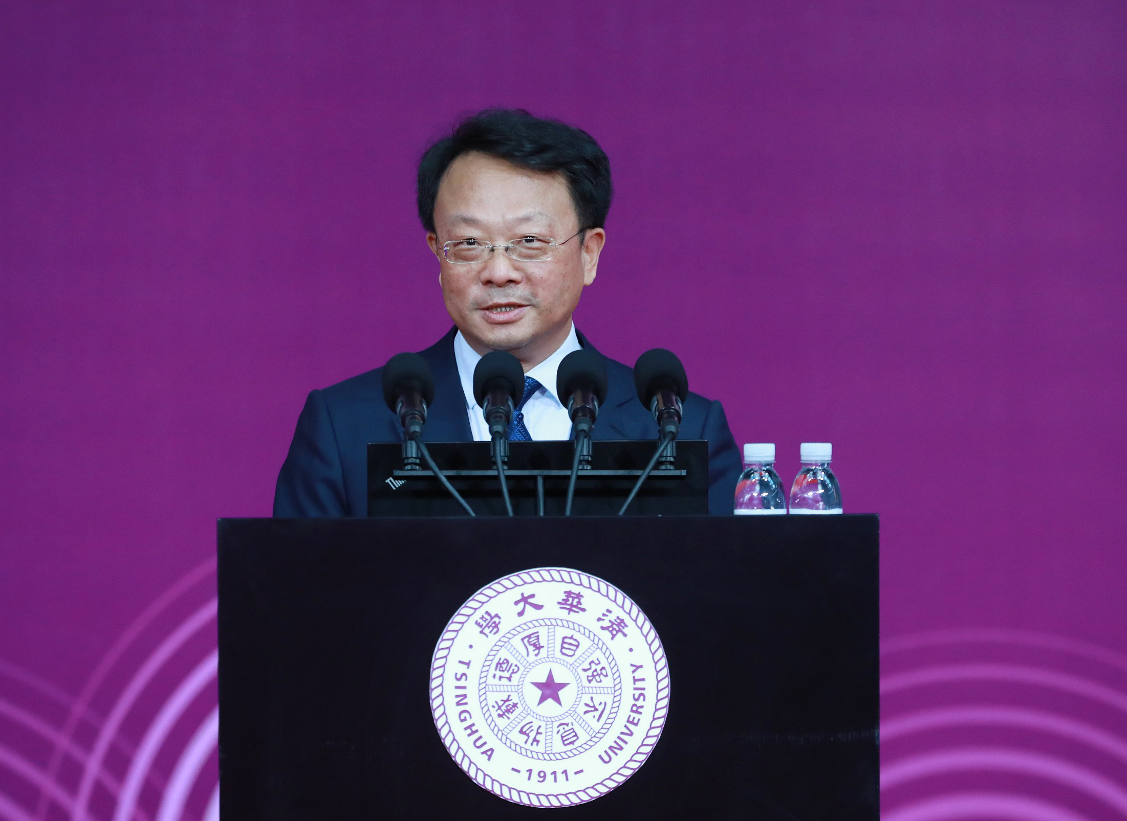 校长王希勤为研究生新生讲授开学第一课