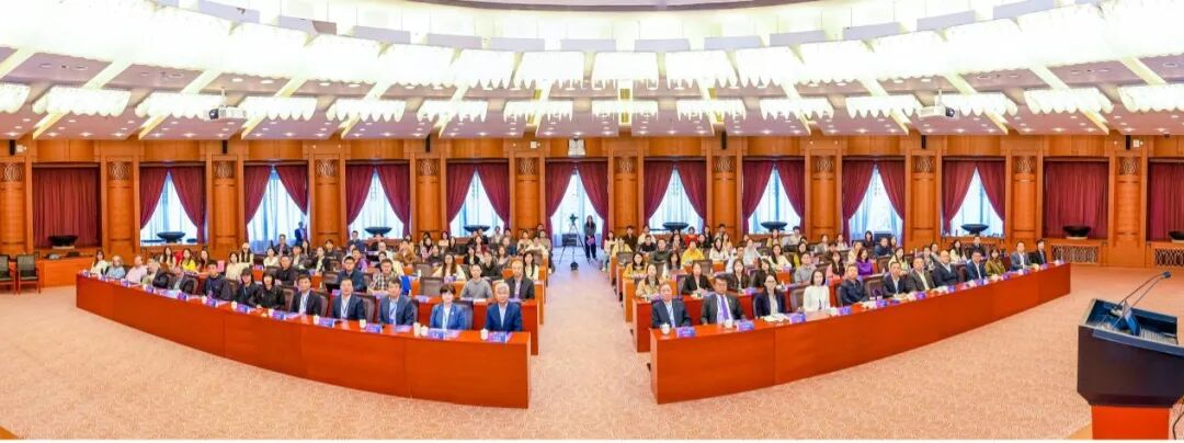 20261018-中国经济传播与发展论坛在清华大学举行-新闻学院-与会嘉宾合影.png