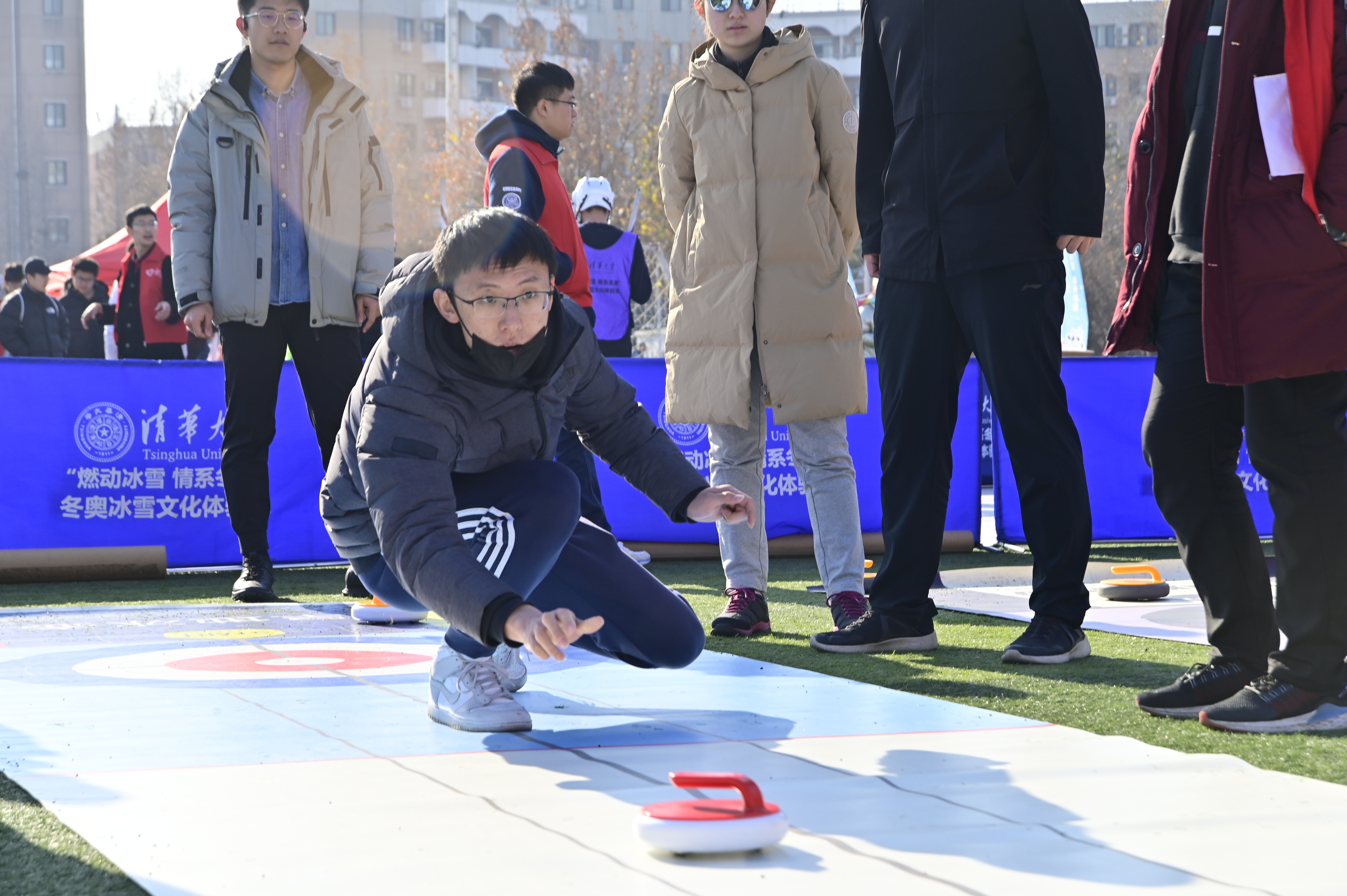 20211205-“奔向冬奥,‘清’春同行”清华大学迎冬奥主题活动顺利举行-皇甫硕龙摄-师生体验陆地冰壶.jpg
