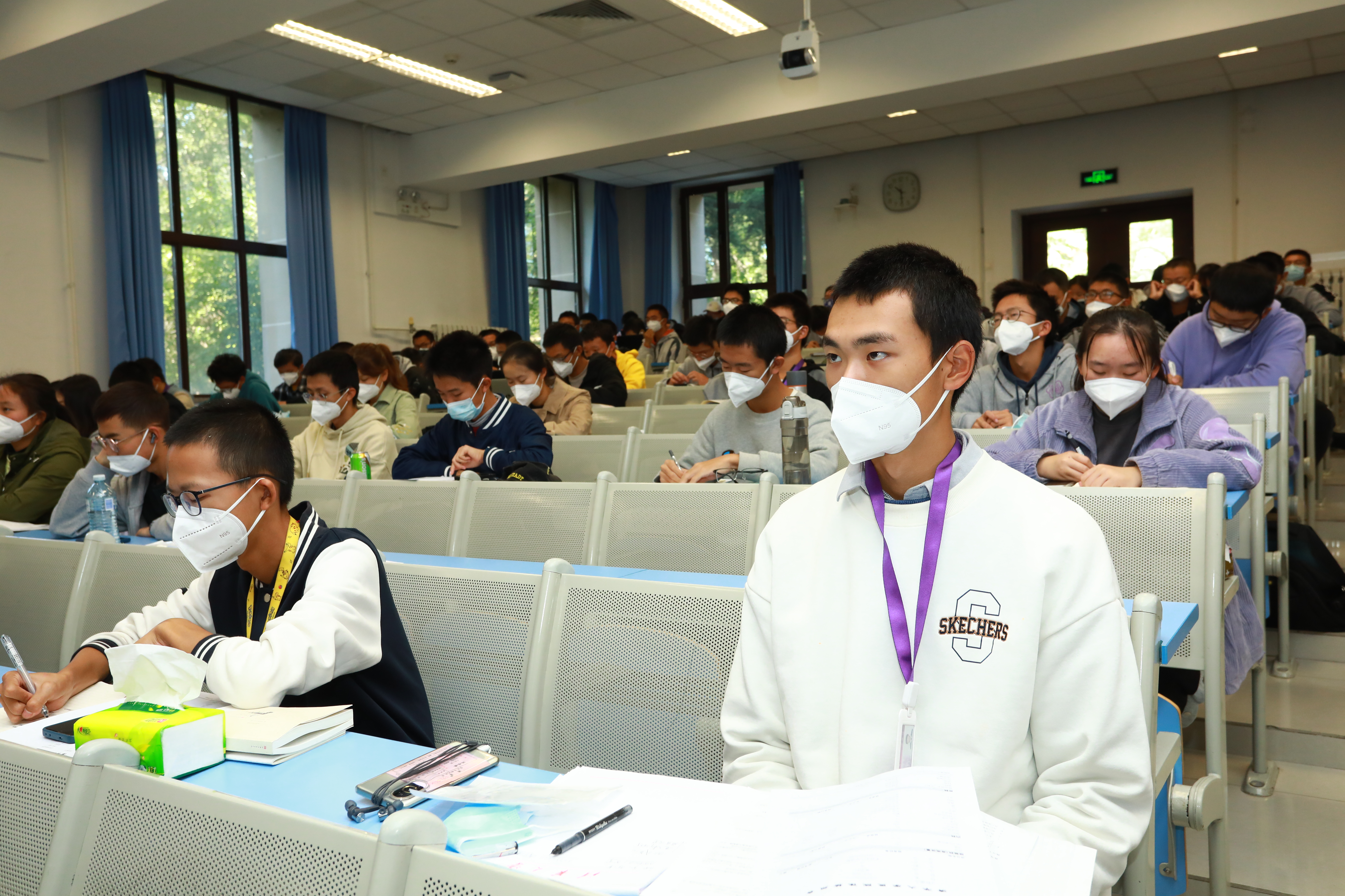 20221018-喜庆二十大,奋进新征程——清华大学本科生党支部热切关注党的二十大开幕会-刘雪天-各院系本科生党支部观看党的二十大开幕会1.JPG