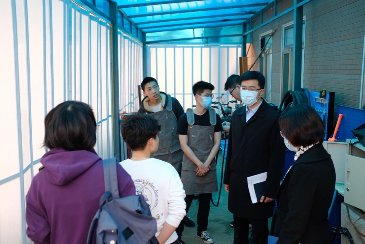 过勇看望学生勤工助学大队自行车维修分队成员