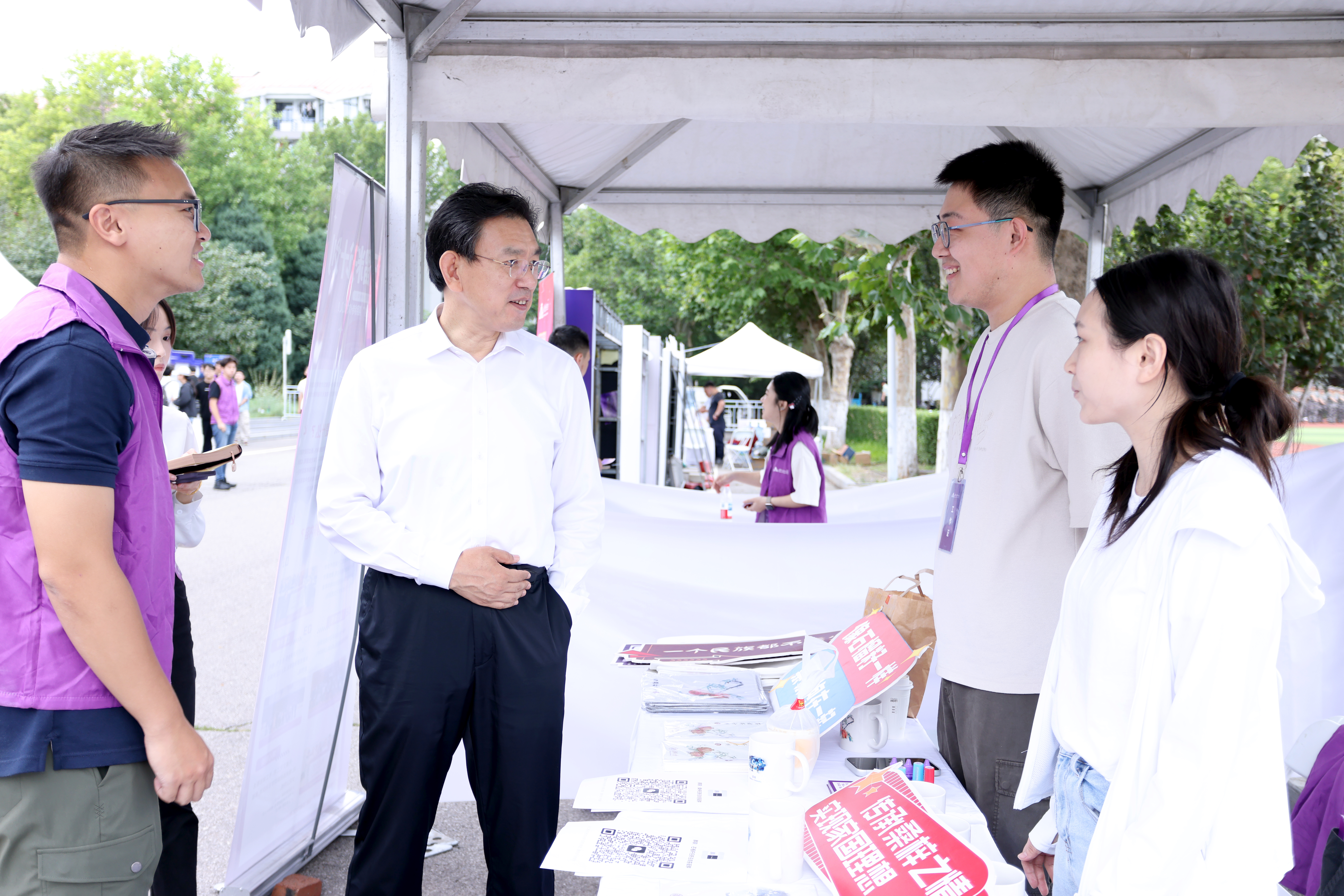 20260826-校领导检查迎新工作并看望研究生新生-张玉光-李路明了解迎新工作情况3.JPG