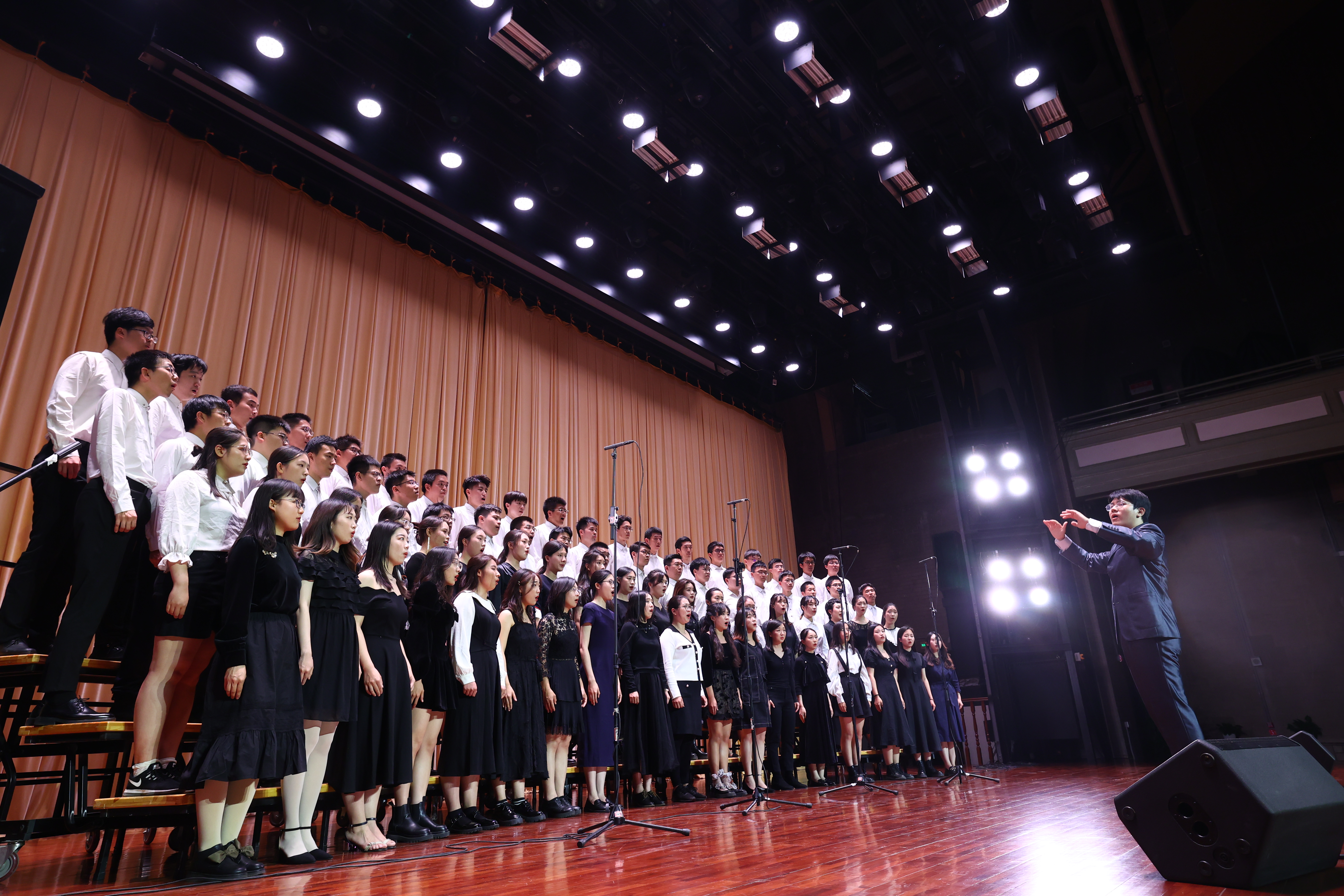 20220425-清华大学111周年校庆校友招待演出举行-清大嘉艺-演出现场2.JPG