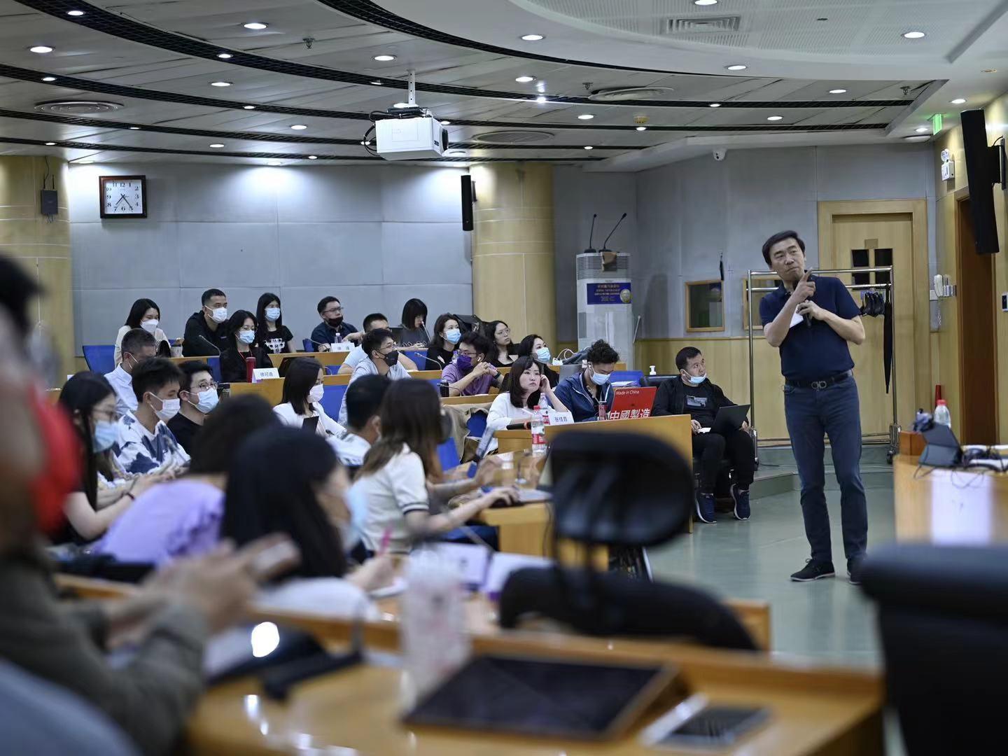 20210914-聚焦“科技企业创立与成长” 清华大学全球公开课开讲-经管学院摄影-邓锋授课.jpg