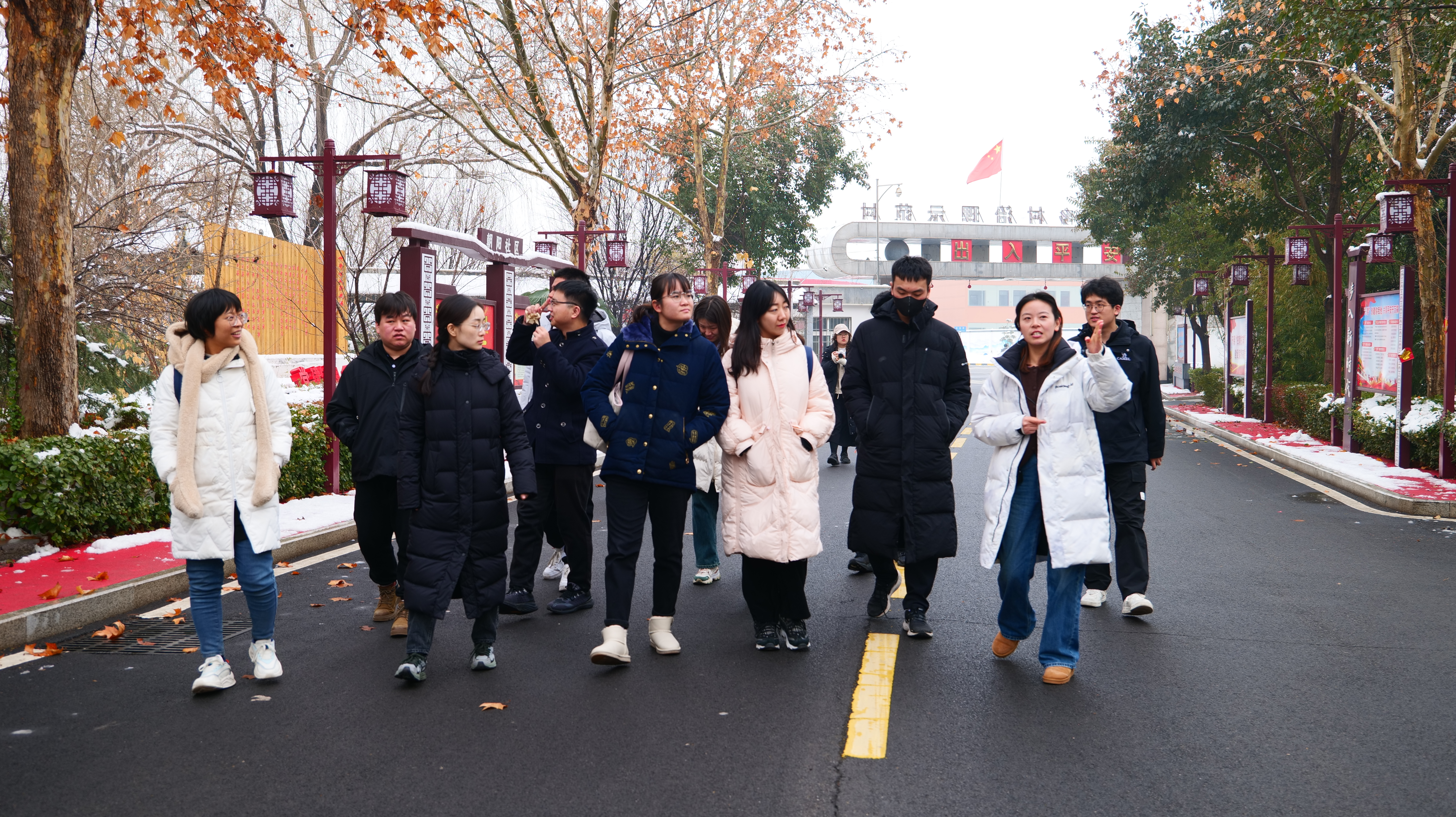 20240219-学思践悟挺膺行,青春建功新时代——2024年清华大学研究生寒假社会实践纪实(一)-“豫见青年”实践支队-支队成员参观调研东大阳堤村.jpeg