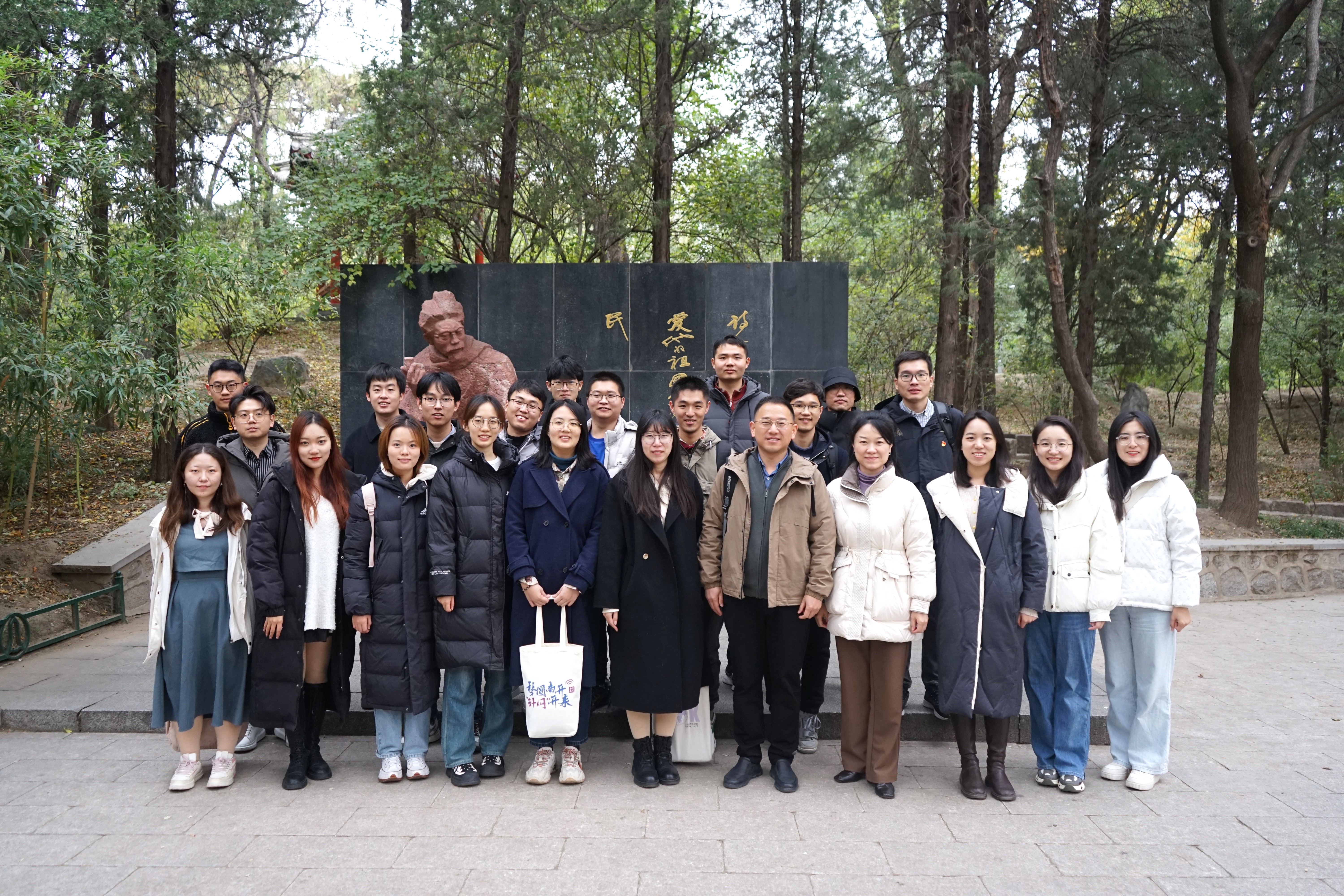 20231115-清华大学网络研究院和南开大学计算机学院和网络空间安全学院开展联合主题党日活动-丁尔著-两校师生在闻一多雕像前合影.jpg