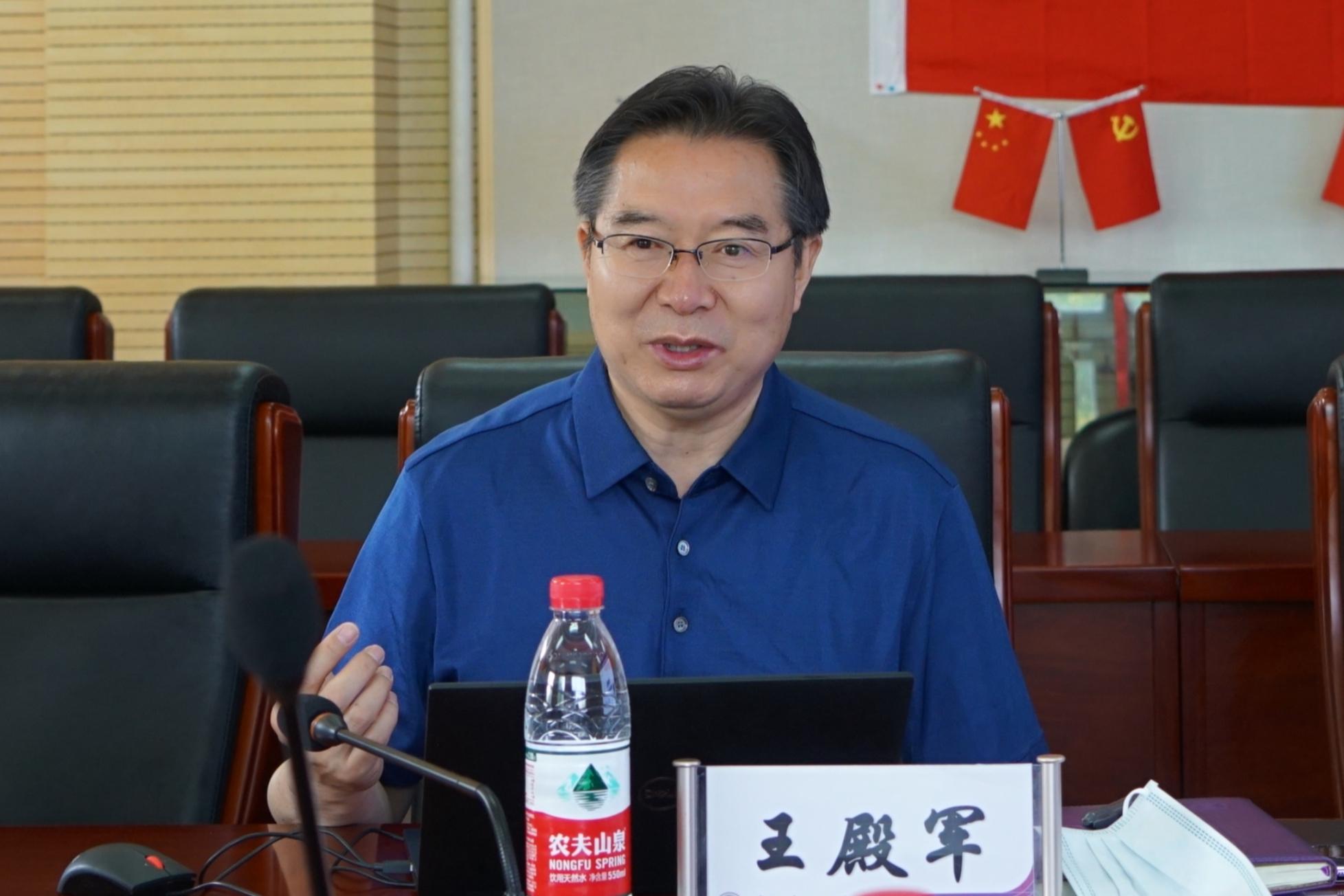 20220520-清华大学校务委员会副主任姜胜耀调研检查清华附中疫情防控工作-清华附中-附中校长王殿军作疫情防控工作汇报.jpg