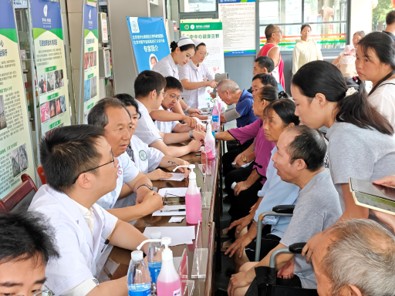 20260812-清华大学黎平思政实践支队赴贵州黎平开展基层调研和交流活动-侯和平-支队赴黎平县人民医院开展义诊活动.jpg