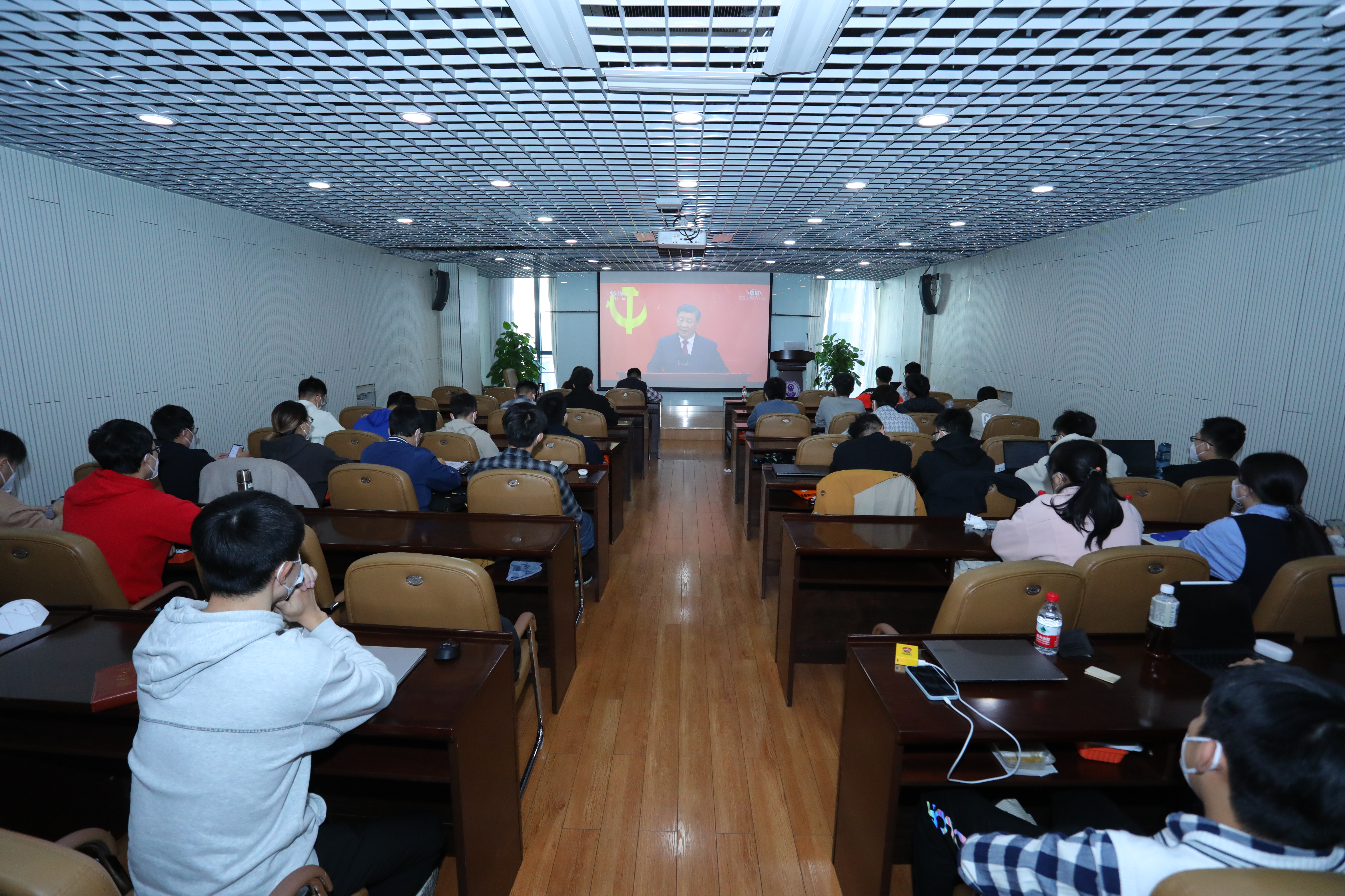 20221025-清华大学本科生党支部热切关注新一届中央政治局常委与中外记者见面会-刘雪天-机械系党支部集体观看新一届中央政治局常委与中外记者见面会.JPG