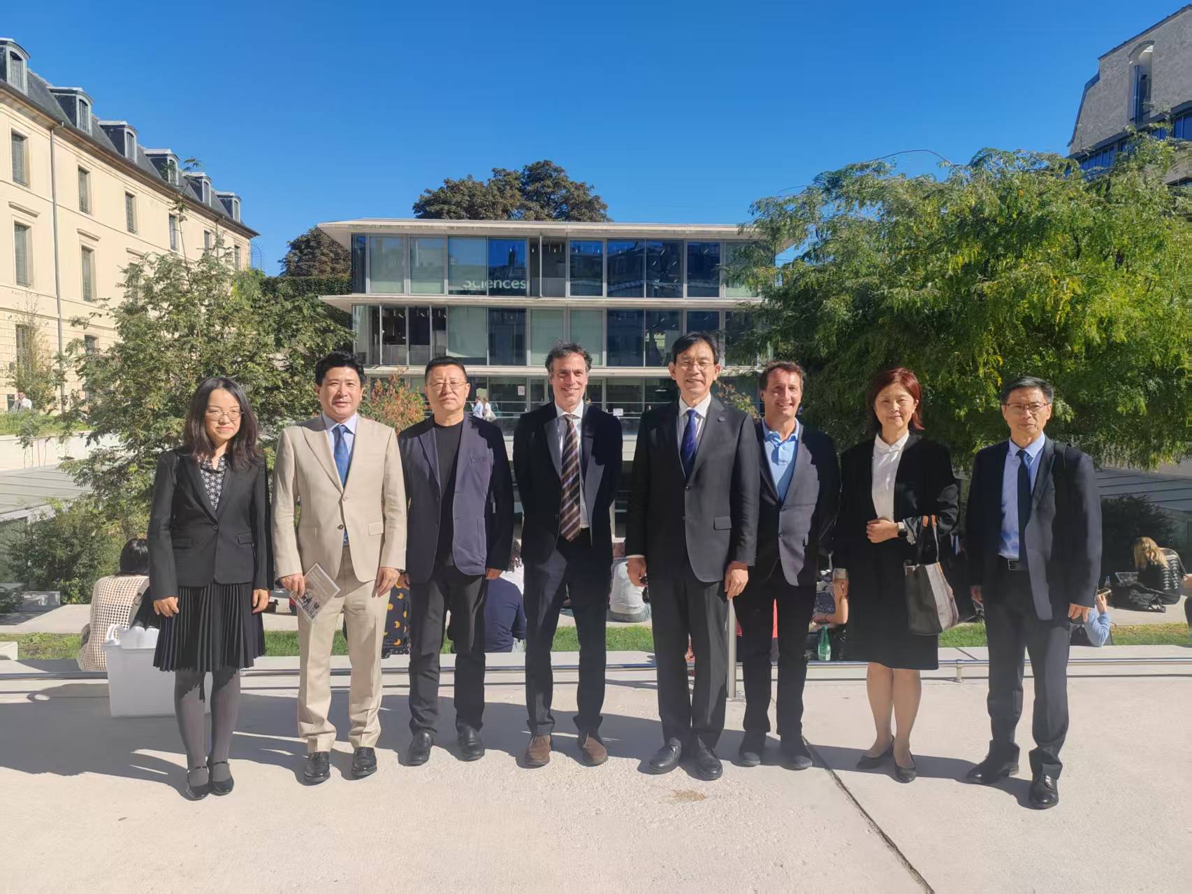 20260925-李路明访问法国巴黎政治大学-合影-无.jpg