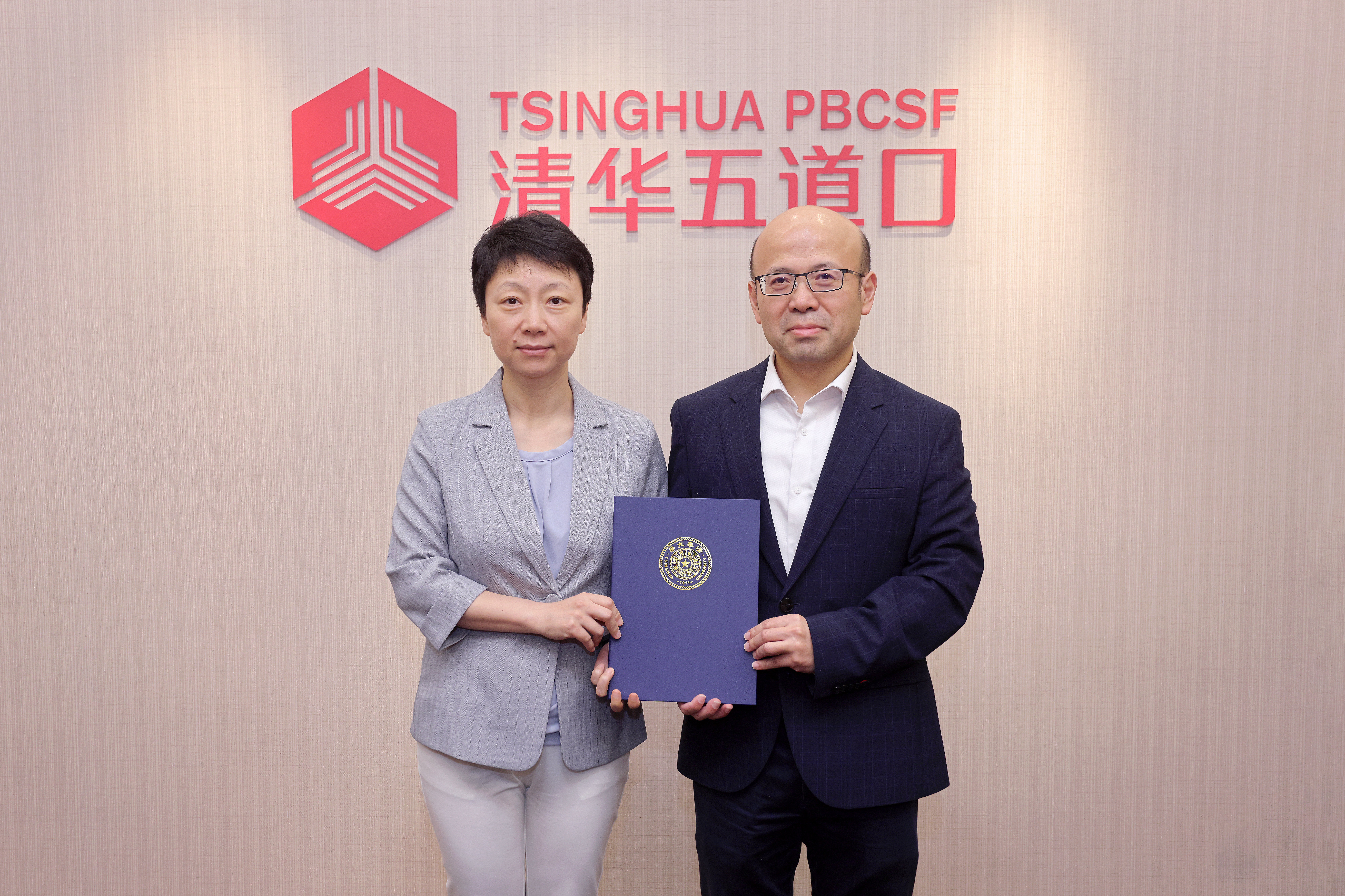 20260611-美国埃默里大学经济学教授陈凯迹受聘清华大学杰出访问教授-金融学院-图为陈凯迹教授接受张晓燕教授颁发的清华大学杰出访问教授聘书.JPG
