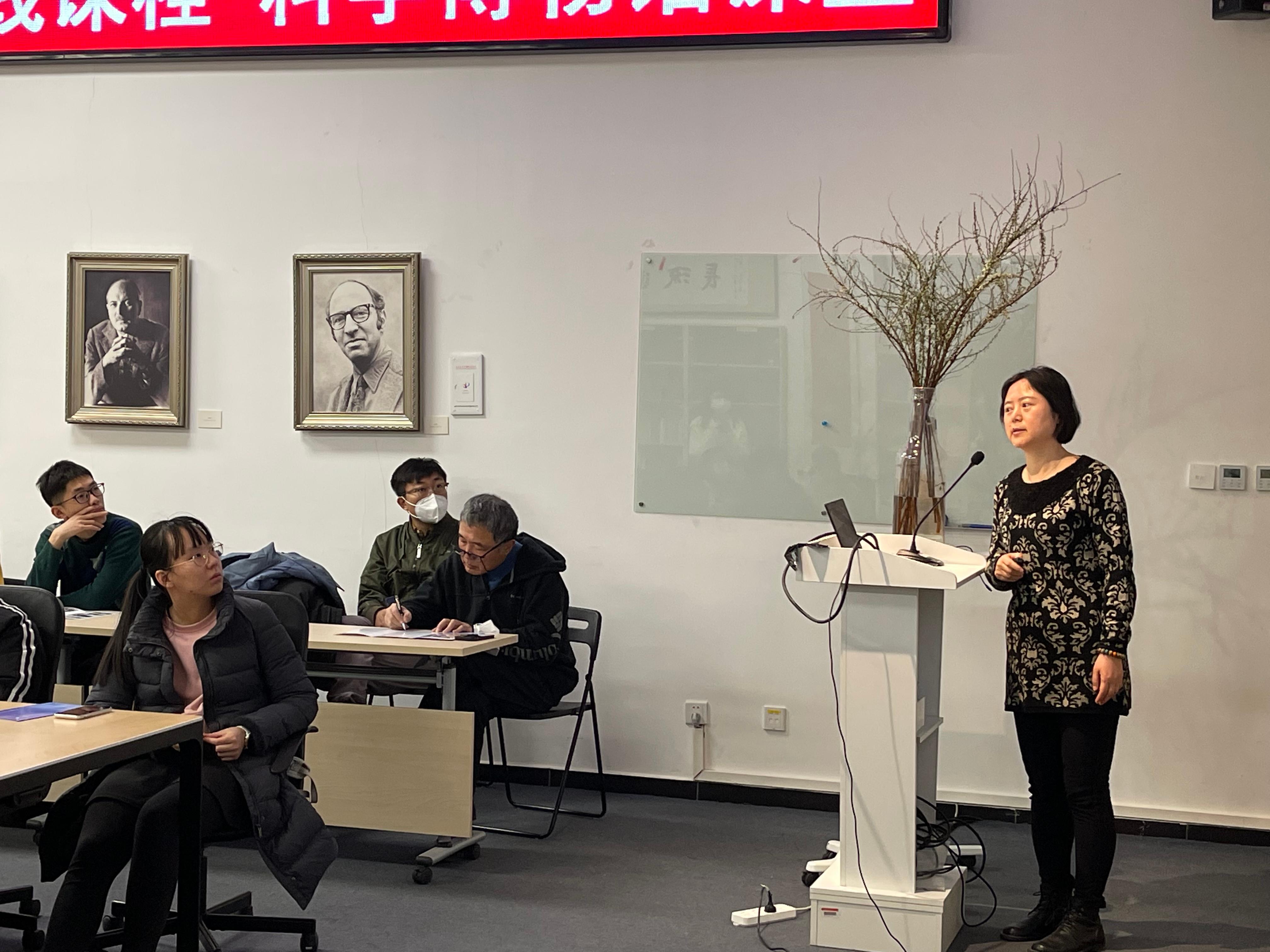 科博馆员为《艺术的启示》课程师生释展“直上云霄”.jpg