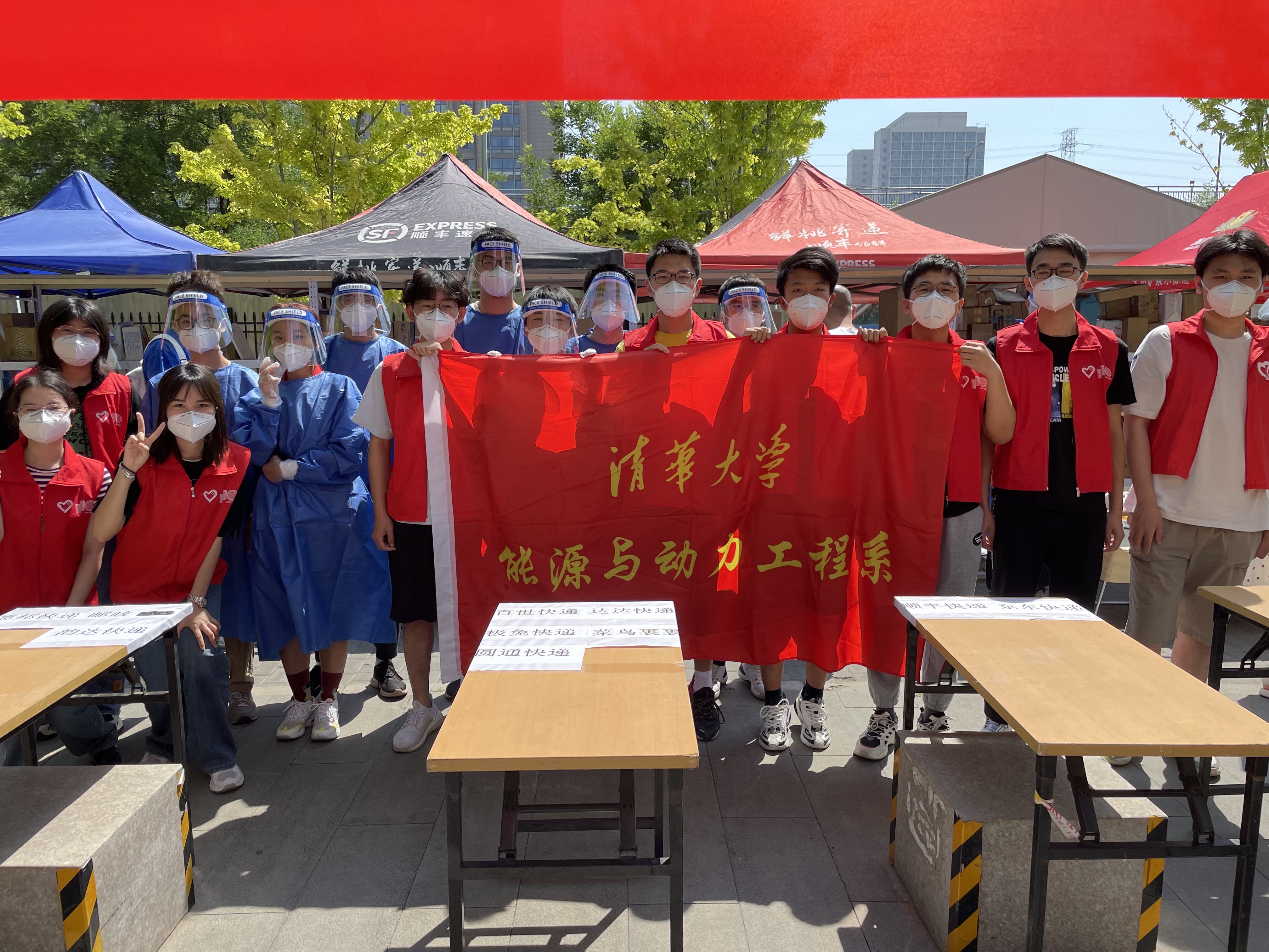 20220601-勇担使命,让入党初心在疫情防控工作中经受淬炼-范舒瑞-许壮壮(右3)在参与疫情志愿服务.jpg