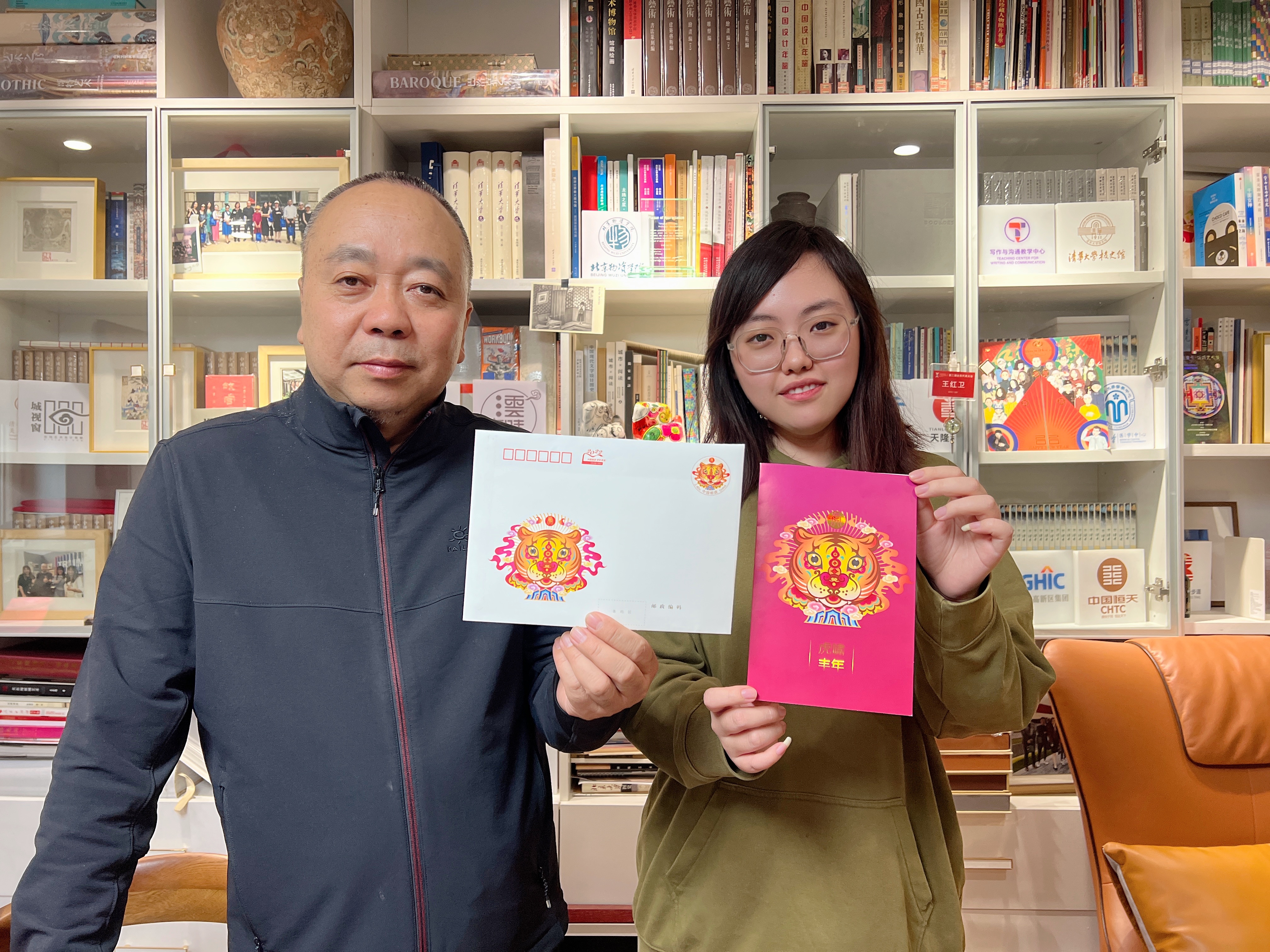 20211104-贺年有奖明信片暨冬奥会场馆明信片首发式-夏辉璘-视觉传达设计系教授王红卫与他的研究生苗慧.JPG