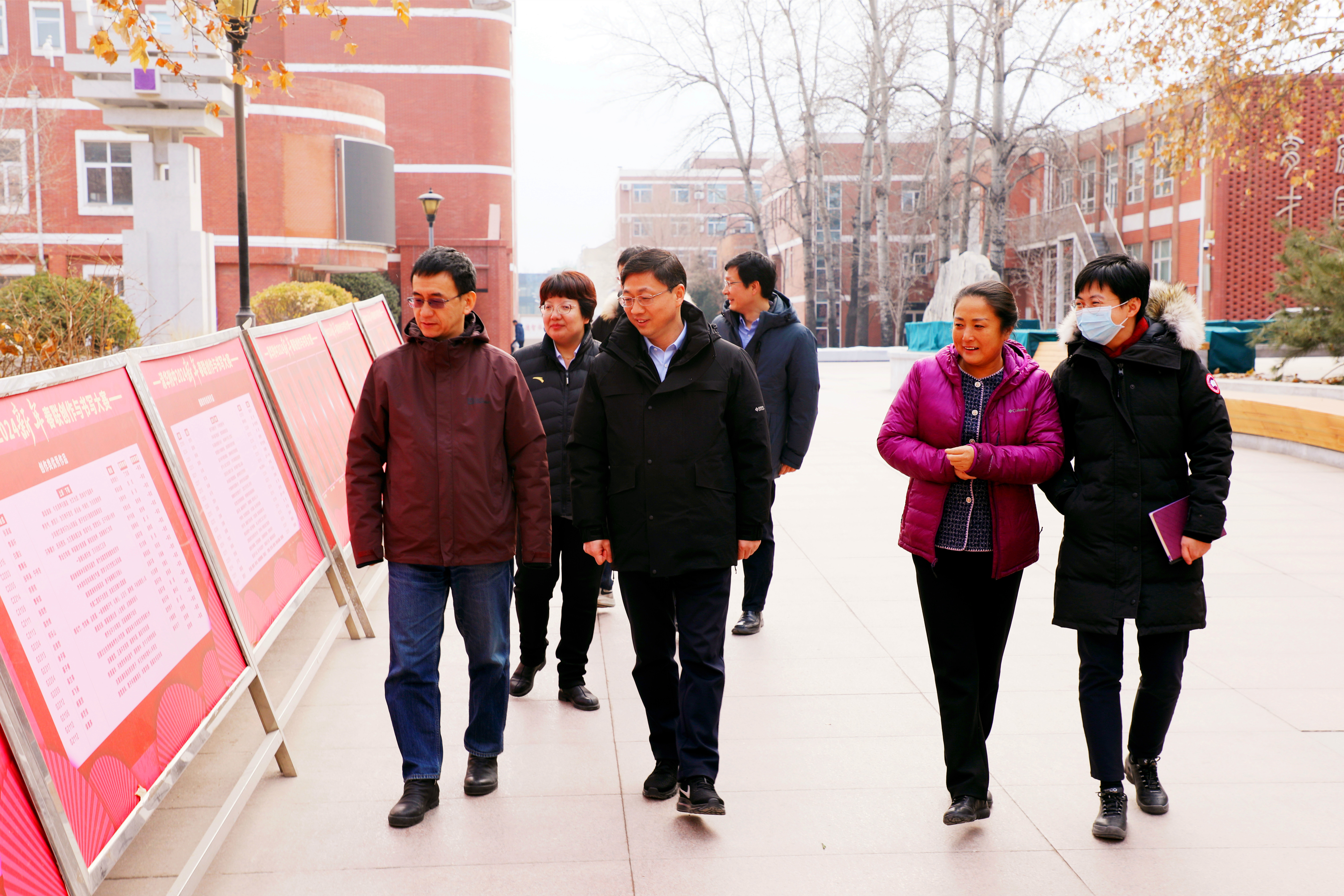 20240116-清华大学党委副书记许庆红一行到清华附中调研-高虹超-一排左起:清华附中党委书记曹海翔、清华大学党委副书记许庆红、清华附中校长方妍、清华大学党委办公室(校长办公室)主任余潇潇察看附中校园环境.jpg