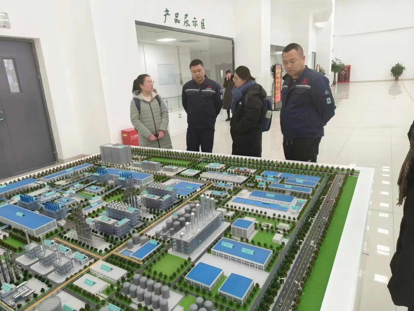 20240308-踔厉奋发守初心,奋楫笃行担使命——2024年清华大学“初心服务团”寒假实践总结回顾-内蒙古乌海支队-内蒙古乌海支队成员调研当地BDO企业.jpg