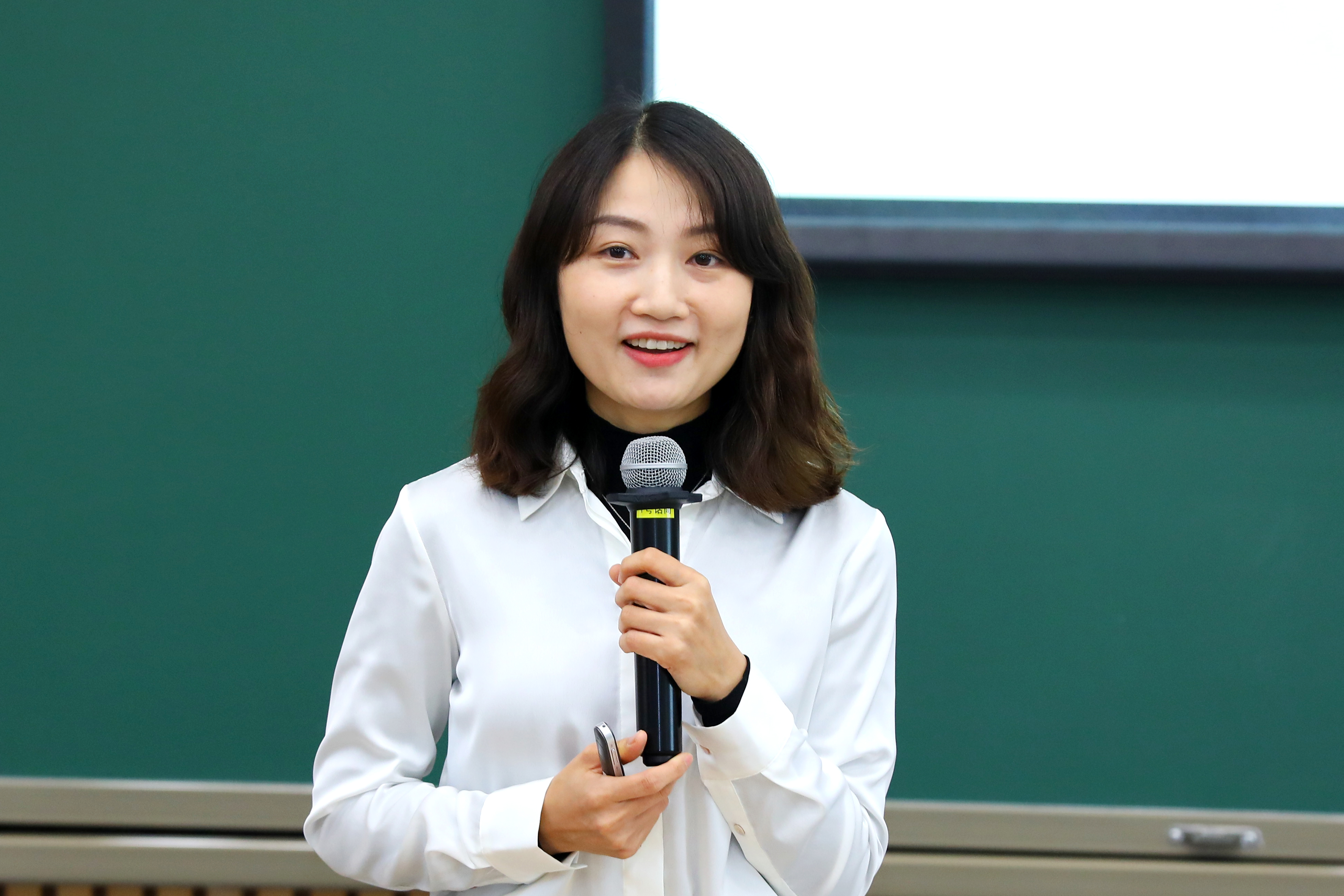 20221015-清华大学学生领导力“唐仲英计划”第十二期开班仪式举行-曹文鹏(摄)-李江静作主题报告.JPG