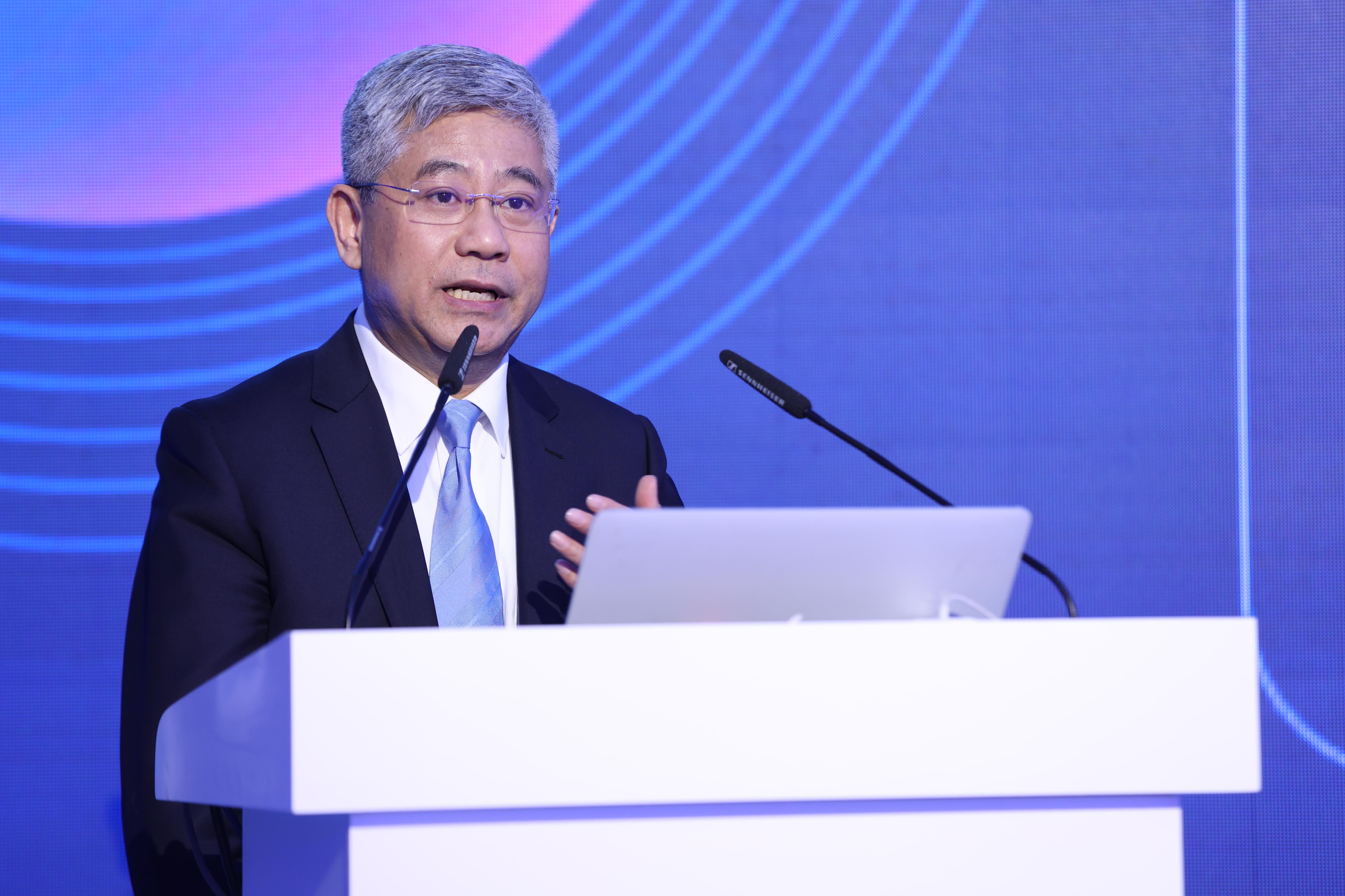 20220416-清华科技创新MBA项目发布会举行-MBA摄影-白重恩介绍经管学院.JPG