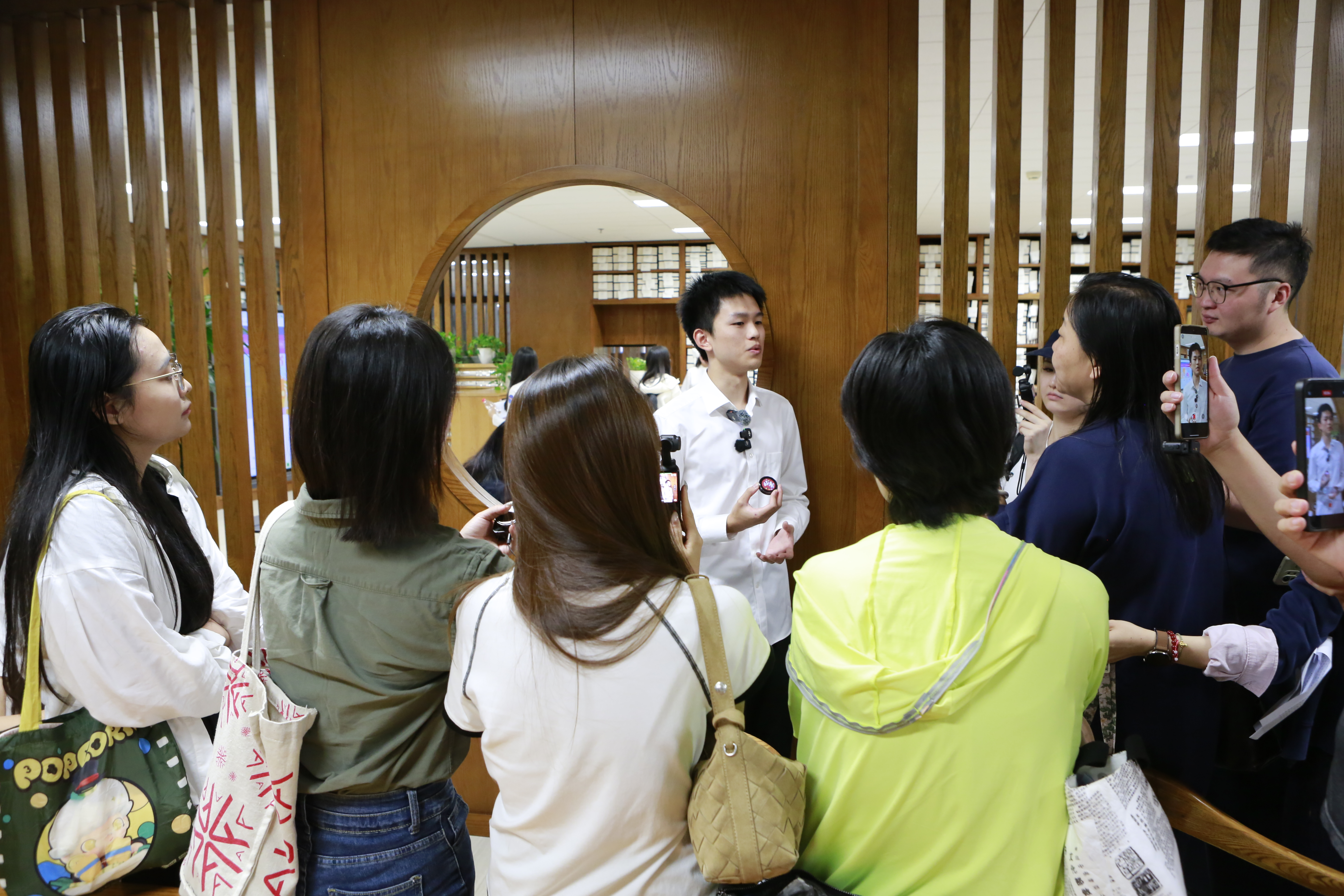 20260911-“校馆弦歌”中央媒体清华行活动走进清华图书馆-彭世春-活动现场4.JPG