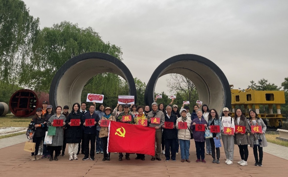 20230510-建筑学院参观-在PCCP管道前合影-建筑学院.png