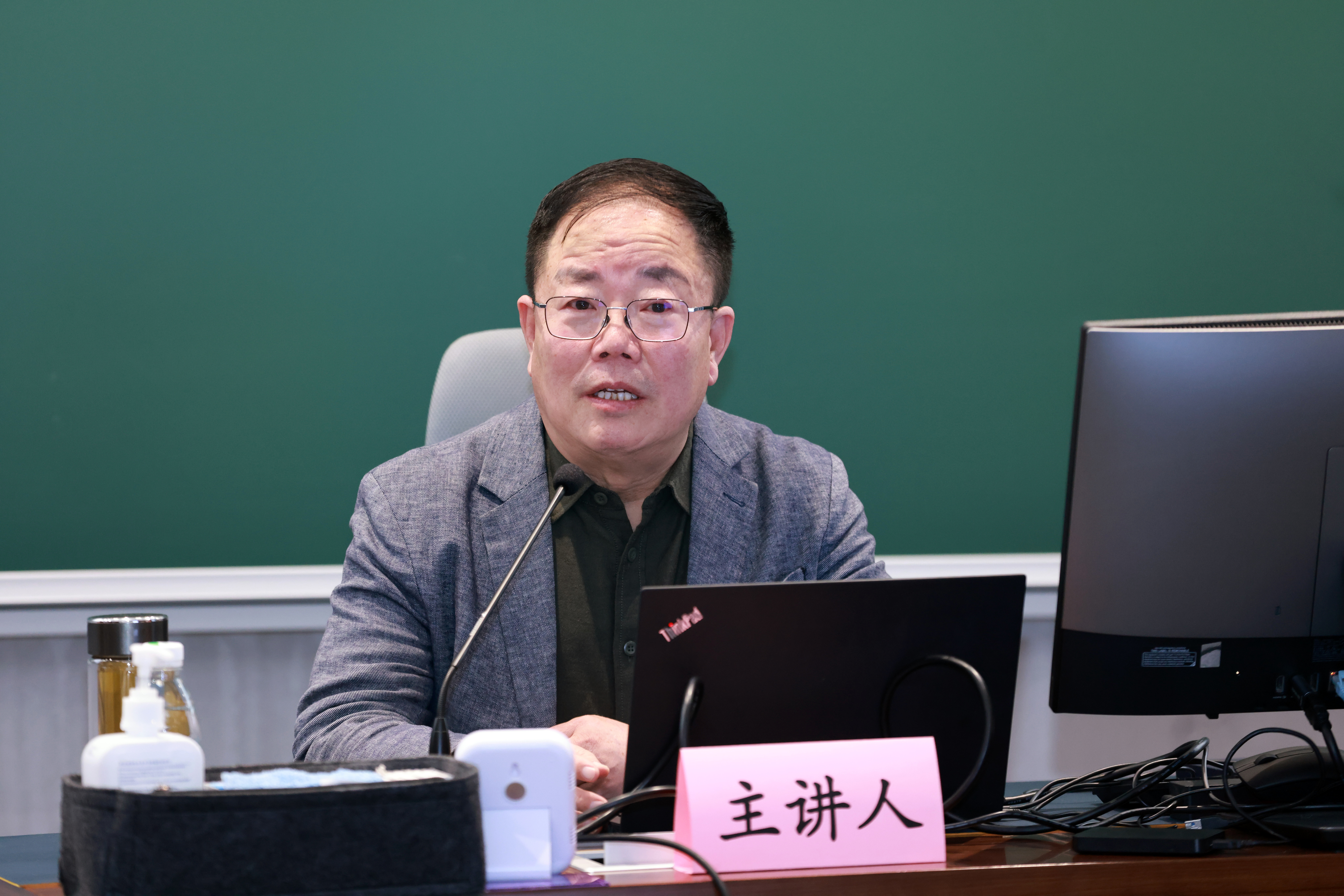20241227-清华大学举办2024年哲学社会科学骨干教师专题研讨班-常志东-邹广文作专题报告.JPG
