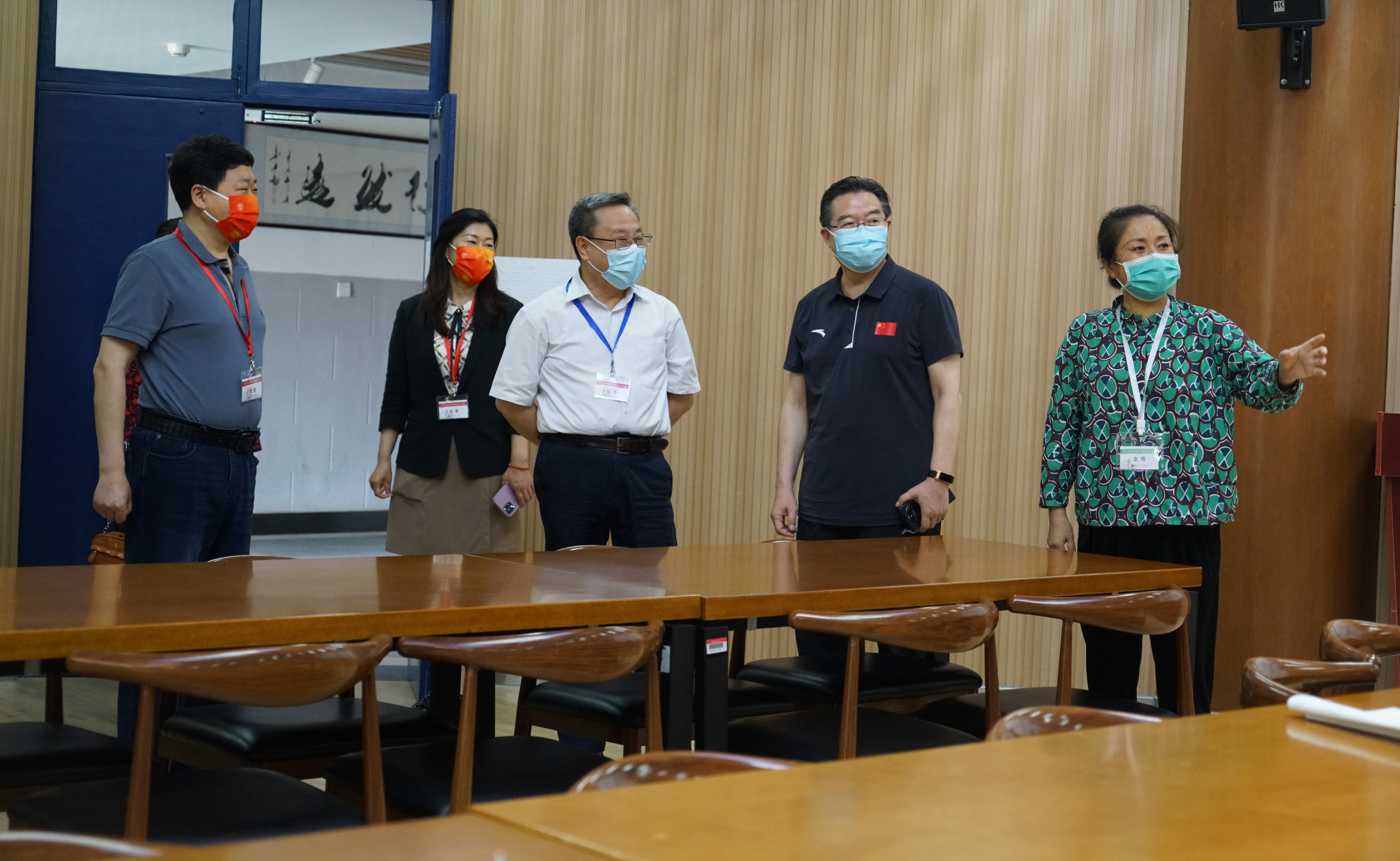刘宇辉(右三)一行察看主考室,清华附中党委书记方妍汇报情况(右一).JPG 刘宇辉(右三)一行察看主考室,清华附中党委书记方妍汇报情况(右一).JPG