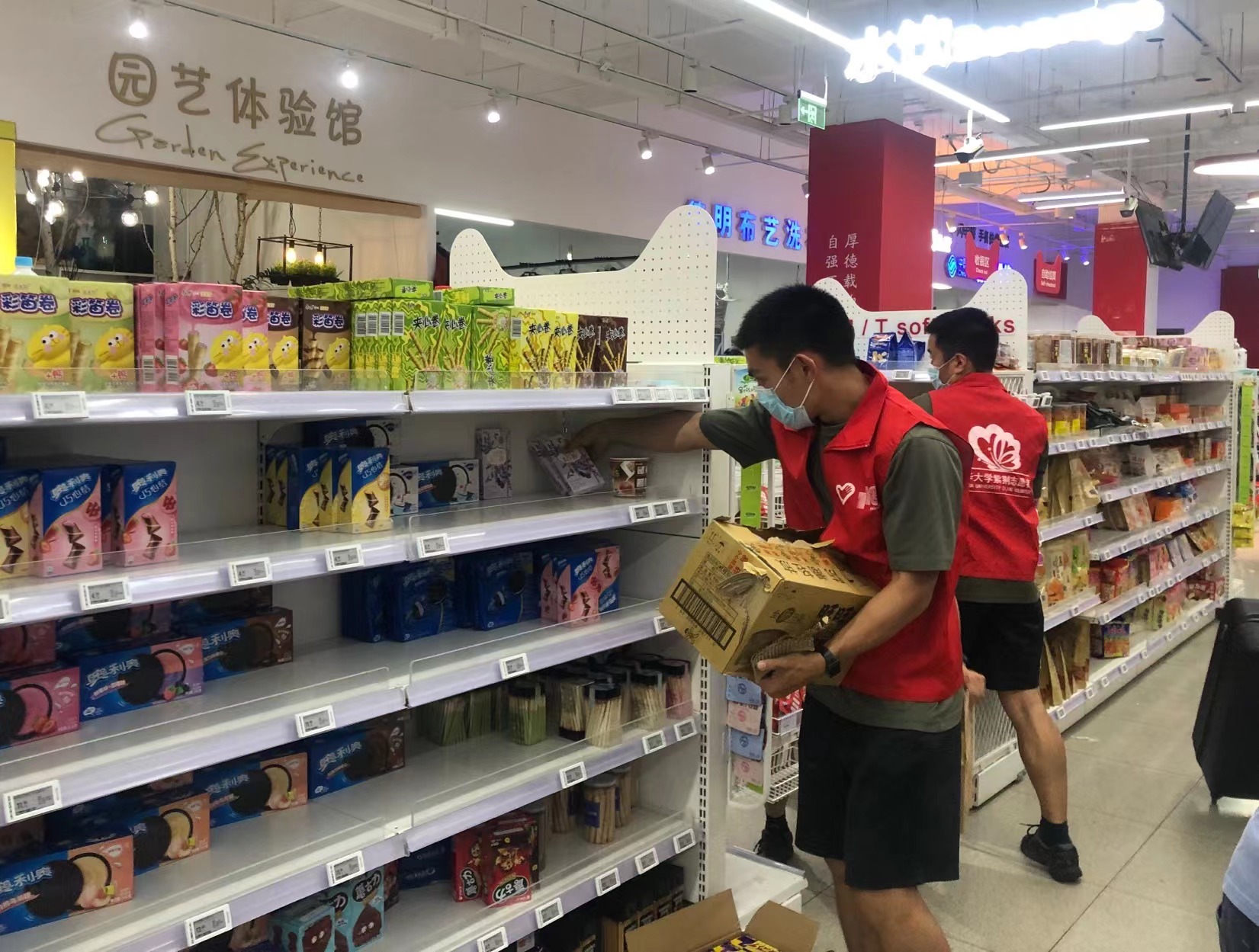 20220614-让“热爱劳动”在清华园蔚然成风——清华大学开展学生“劳动教育月”系列活动-桑壮-学生志愿者参与核酸检测、空调清理、超市补货、快递消杀等校园防疫劳动3jpg 20220614-让“热爱劳动”在清华园蔚然成风——清华大学开展学生“劳动教育月”系列活动-桑壮-学生志愿者参与核酸检测、空调清理、超市补货、快递消杀等校园防疫劳动3jpg