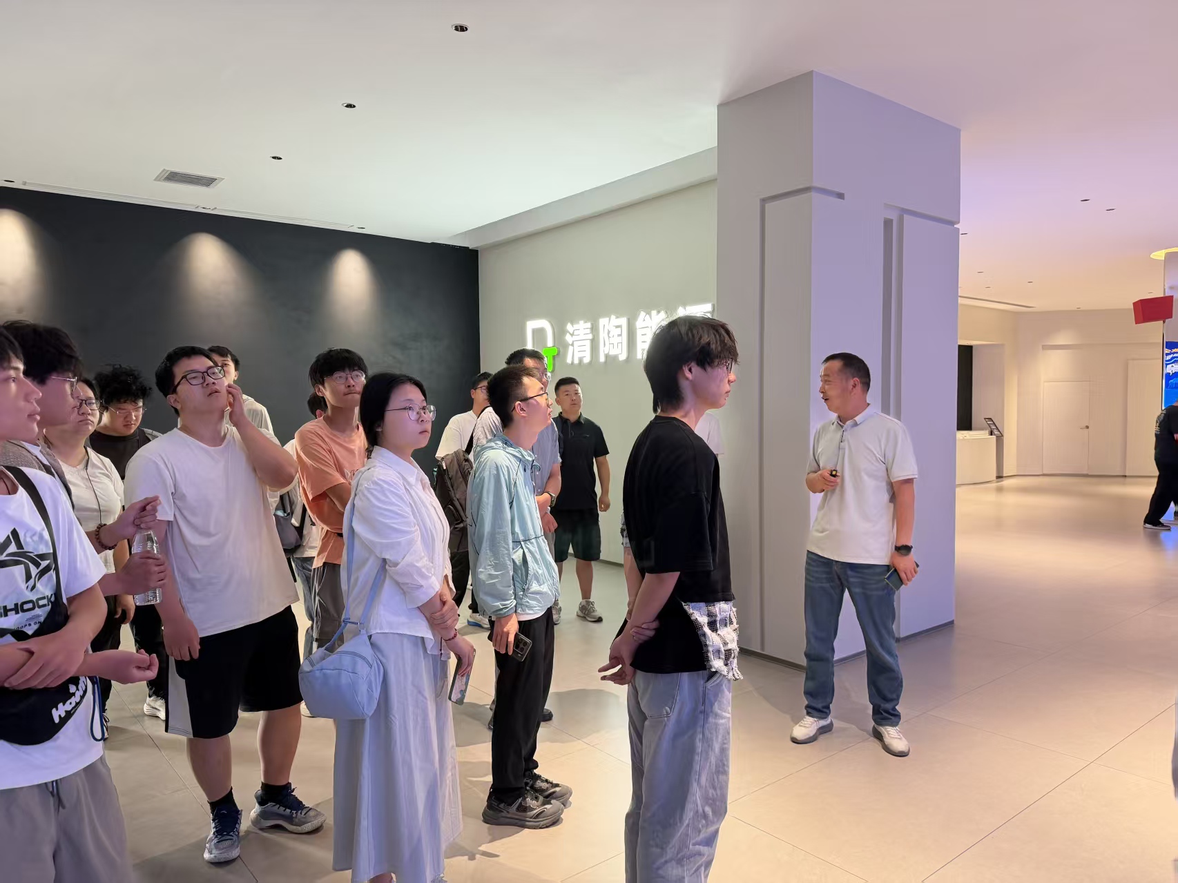 20260731-清华大学“乡村振兴：走进阿拉善”赴阿拉善盟思政实践支队参观调研清陶能源科技有限公司-杨雨辰-参观清陶能源科技有限公司.jpg