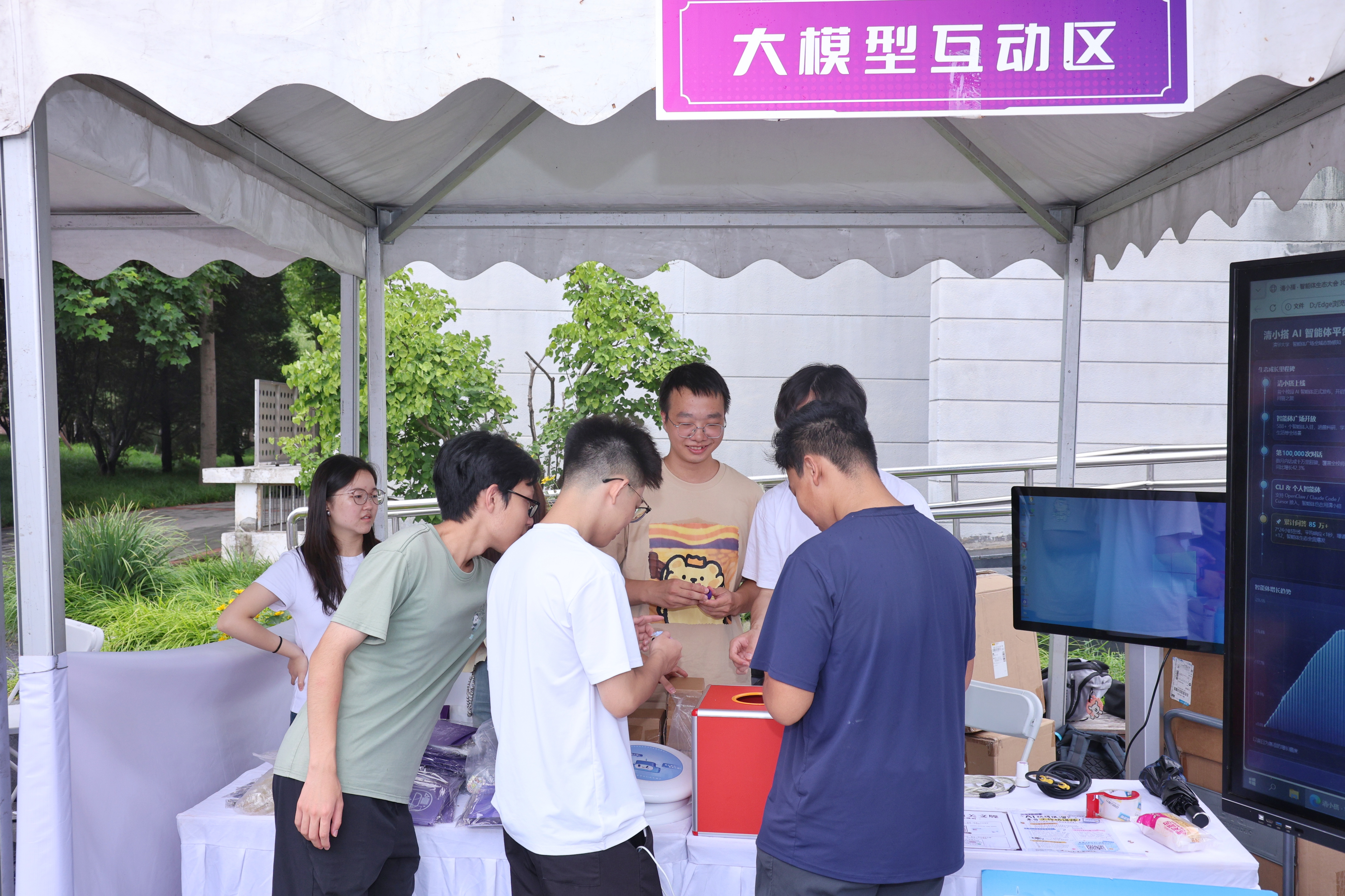 20260826-清华大学2026级研究生新生入校报到-杨屿涵摄-迎新现场3.jpg