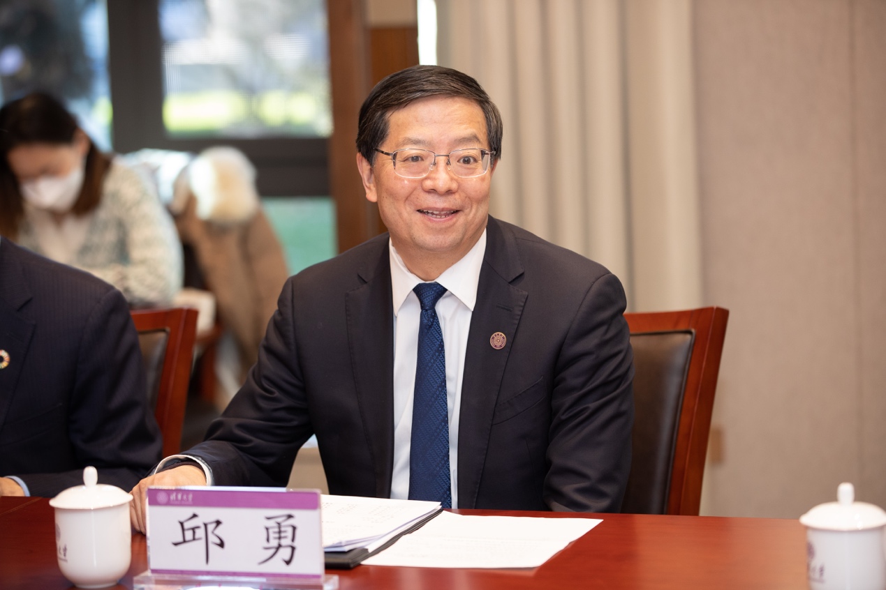 清华大学举行第三届长聘评审委员会聘任仪式